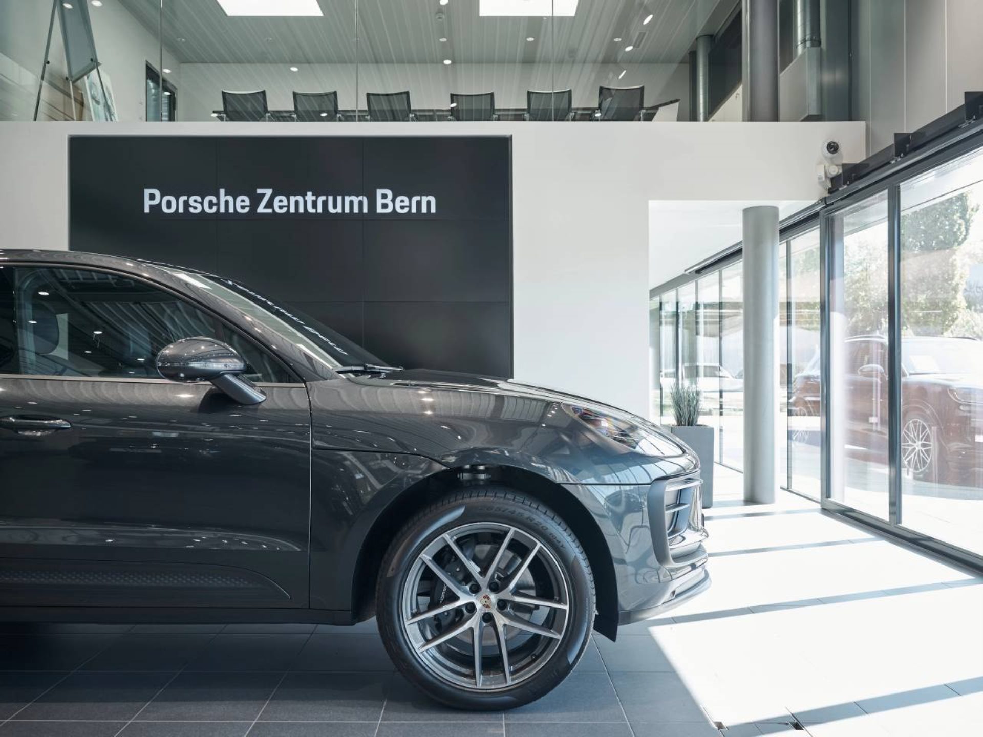 PORSCHE Macan-image-11