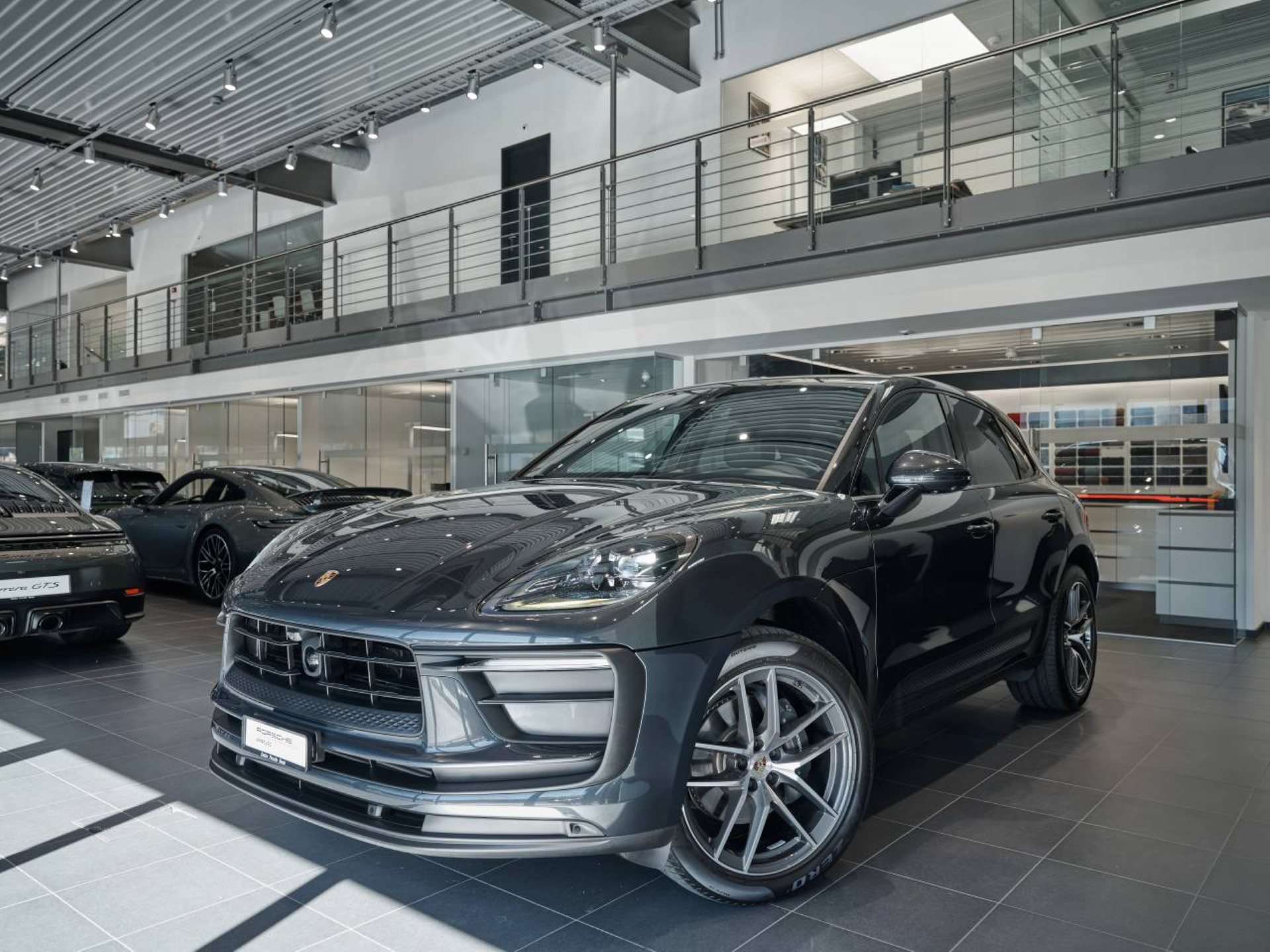 PORSCHE Macan-image-8