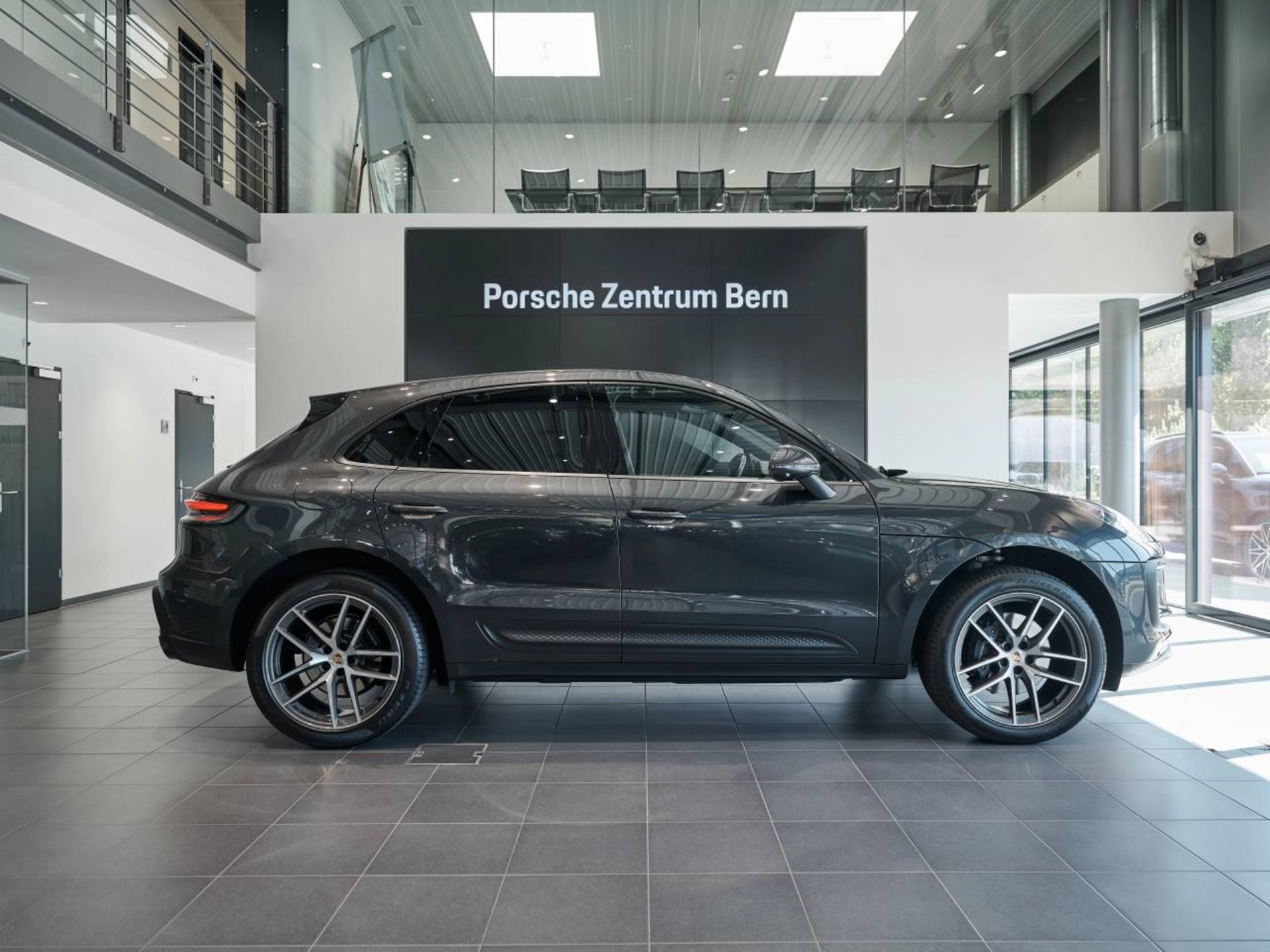 PORSCHE Macan-image-1