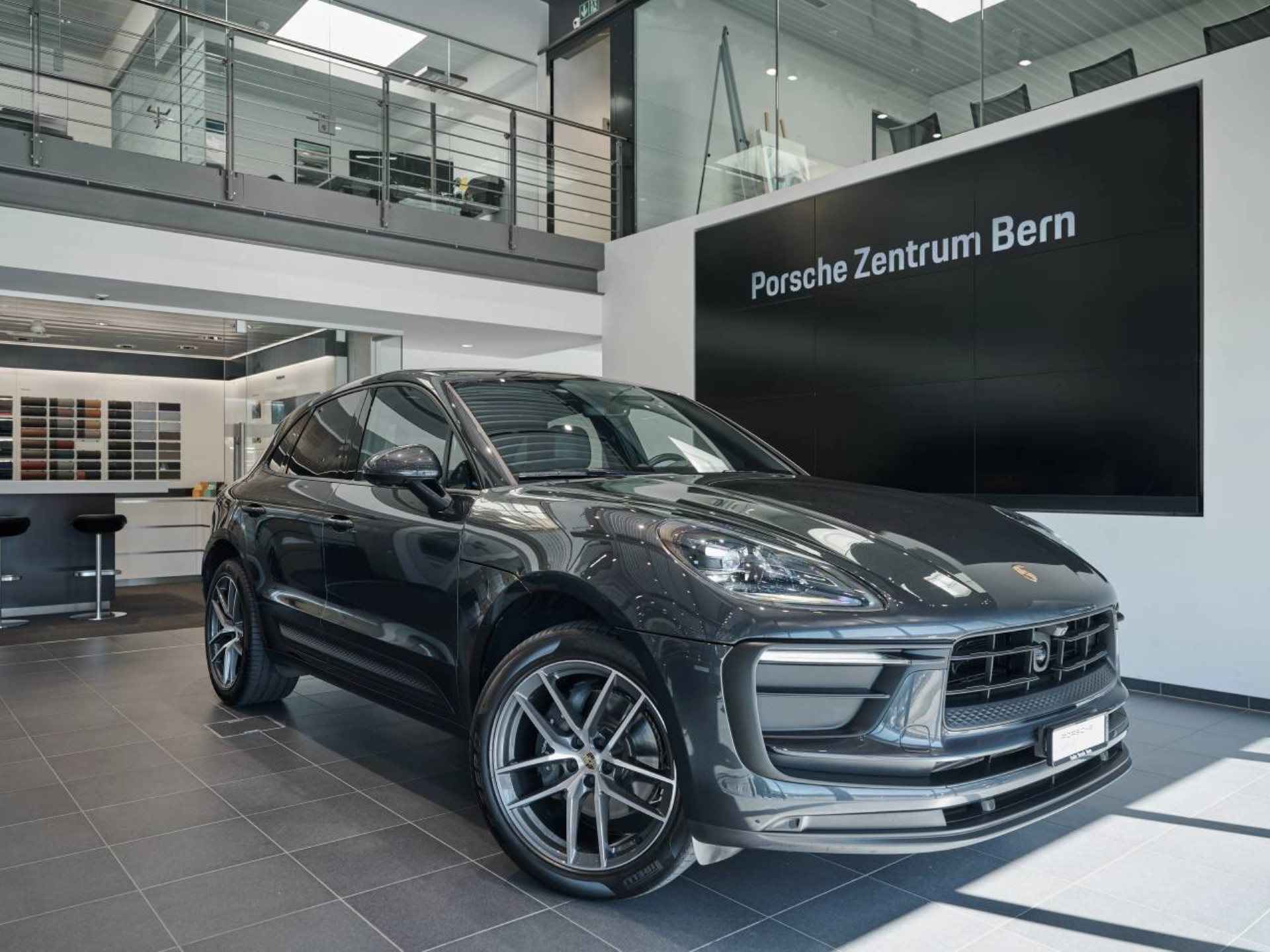 PORSCHE Macan-image-0