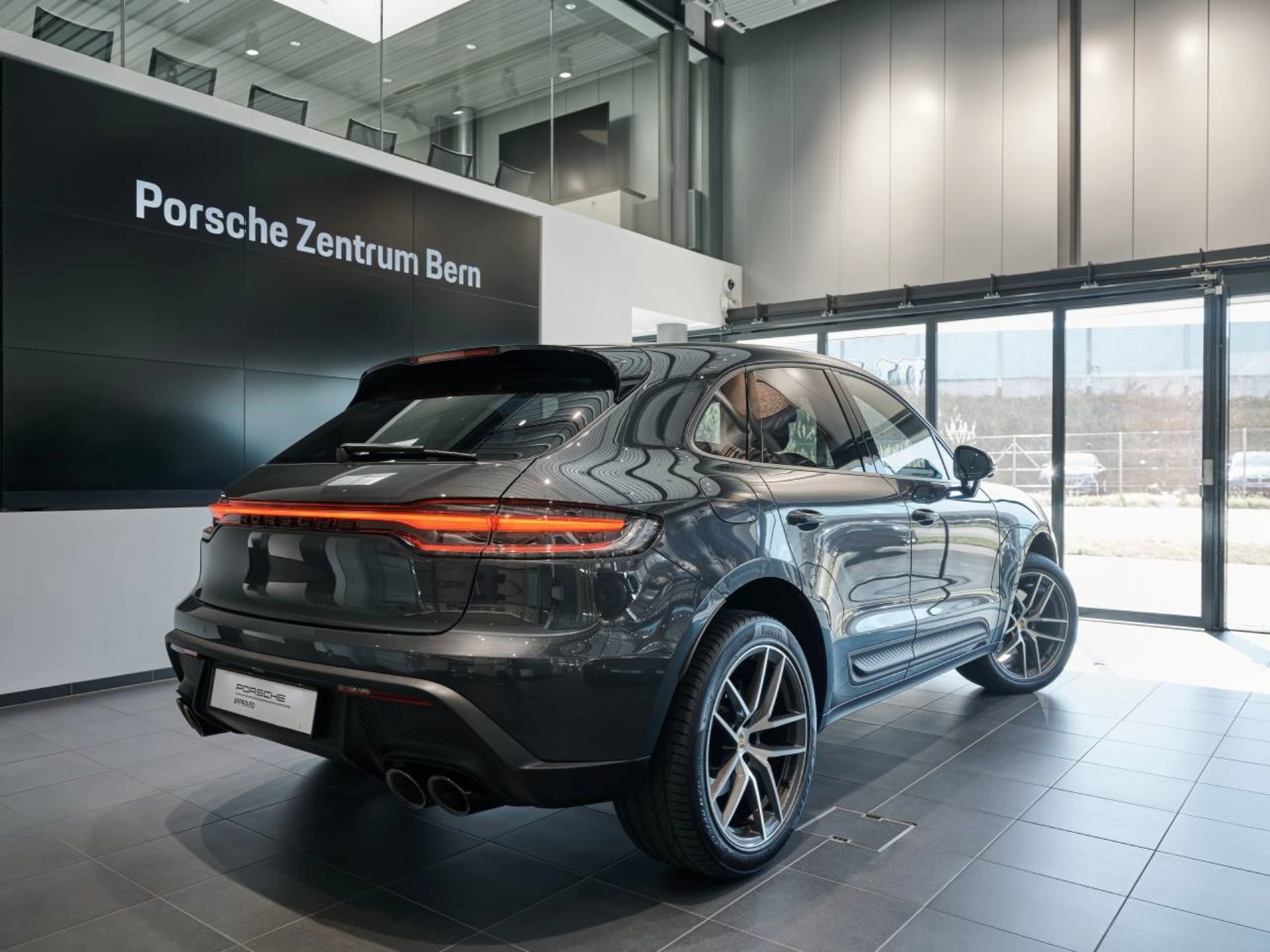 PORSCHE Macan-image-2
