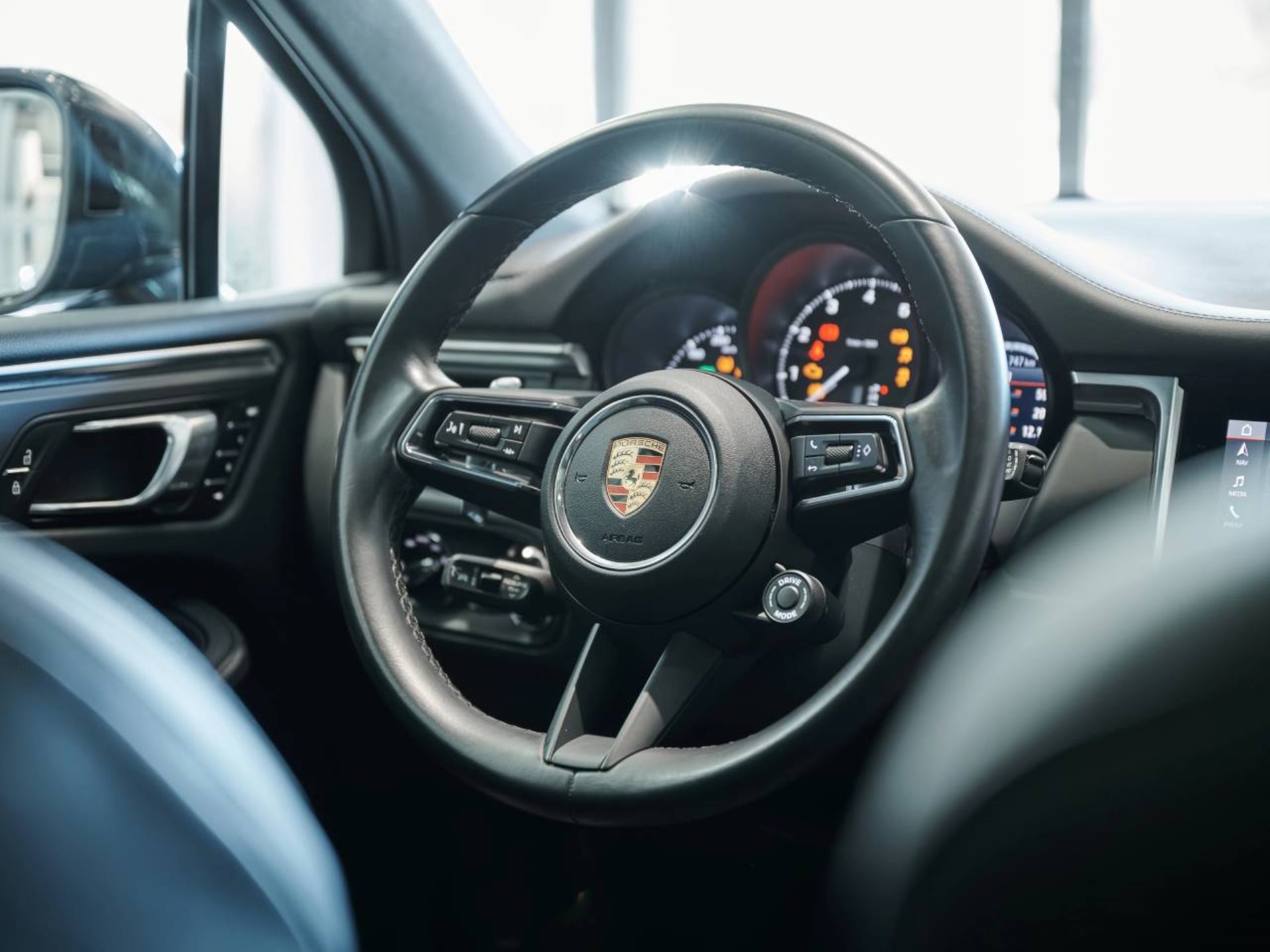 PORSCHE Macan-image-14