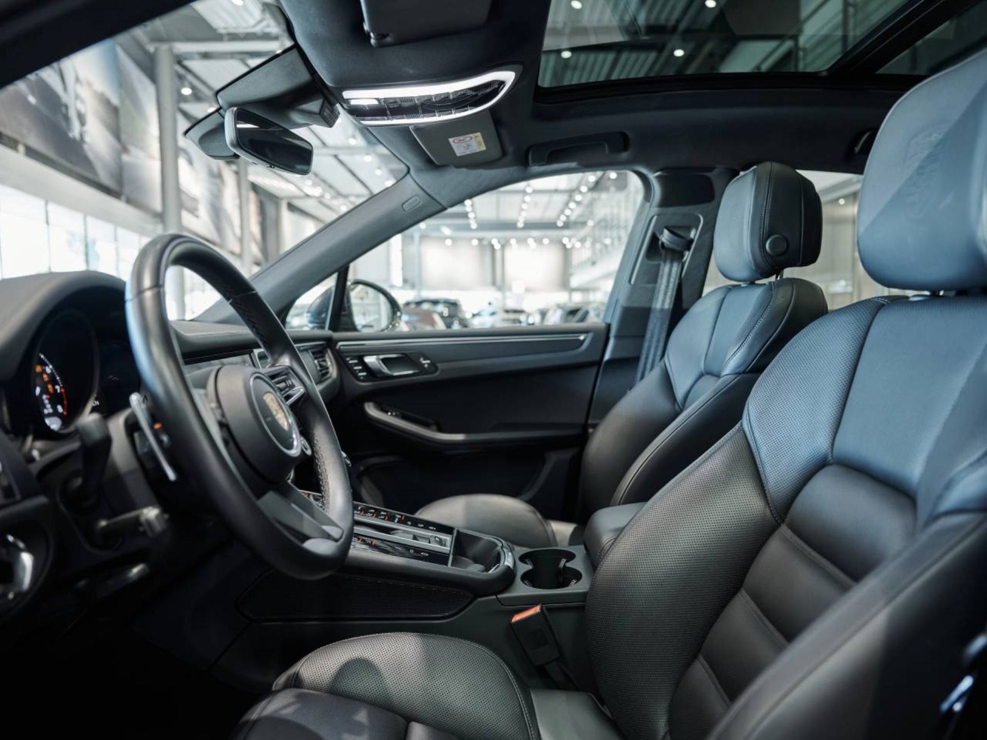 PORSCHE Macan-image-3