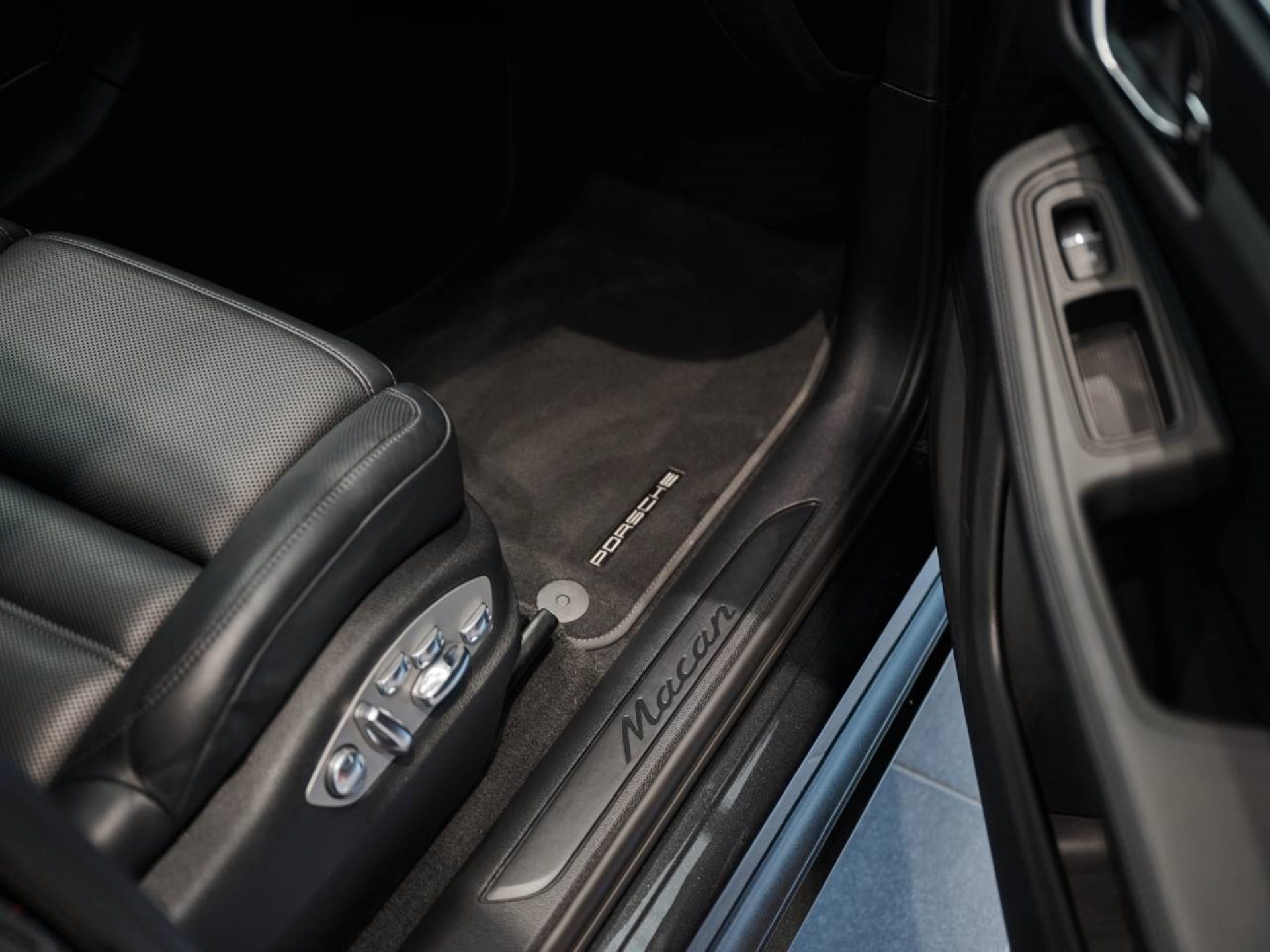 PORSCHE Macan-image-22
