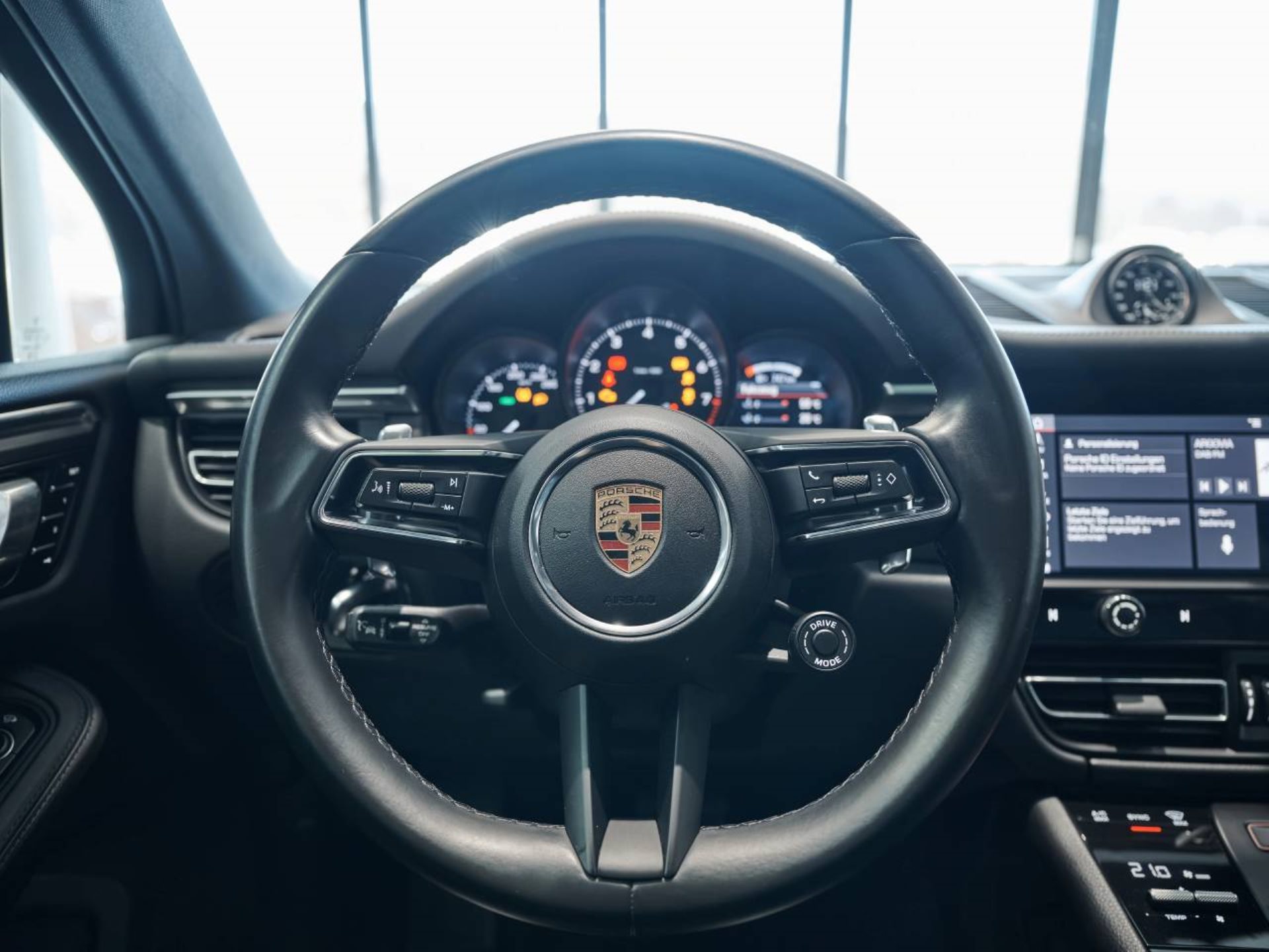PORSCHE Macan-image-12