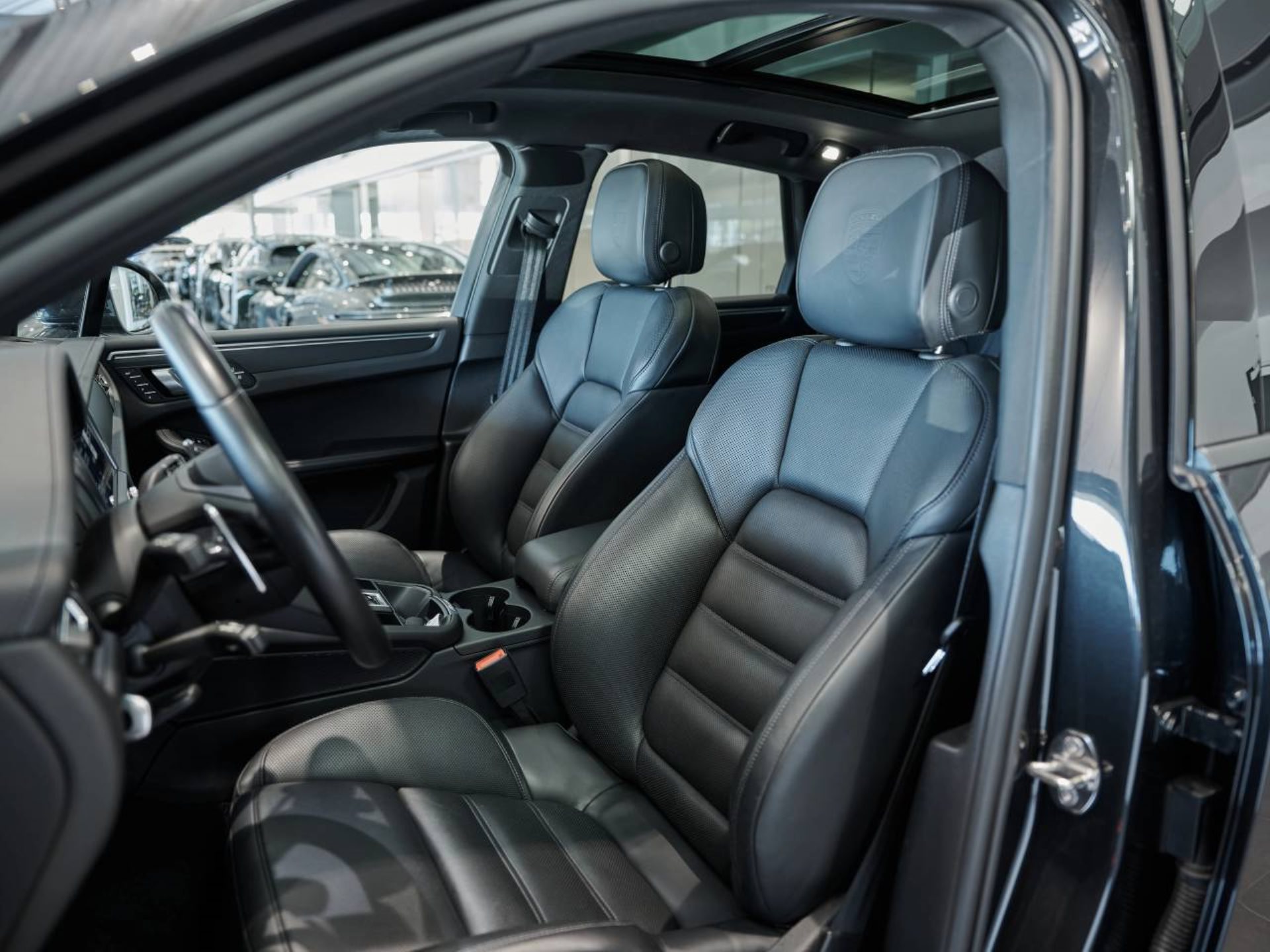 PORSCHE Macan-image-4