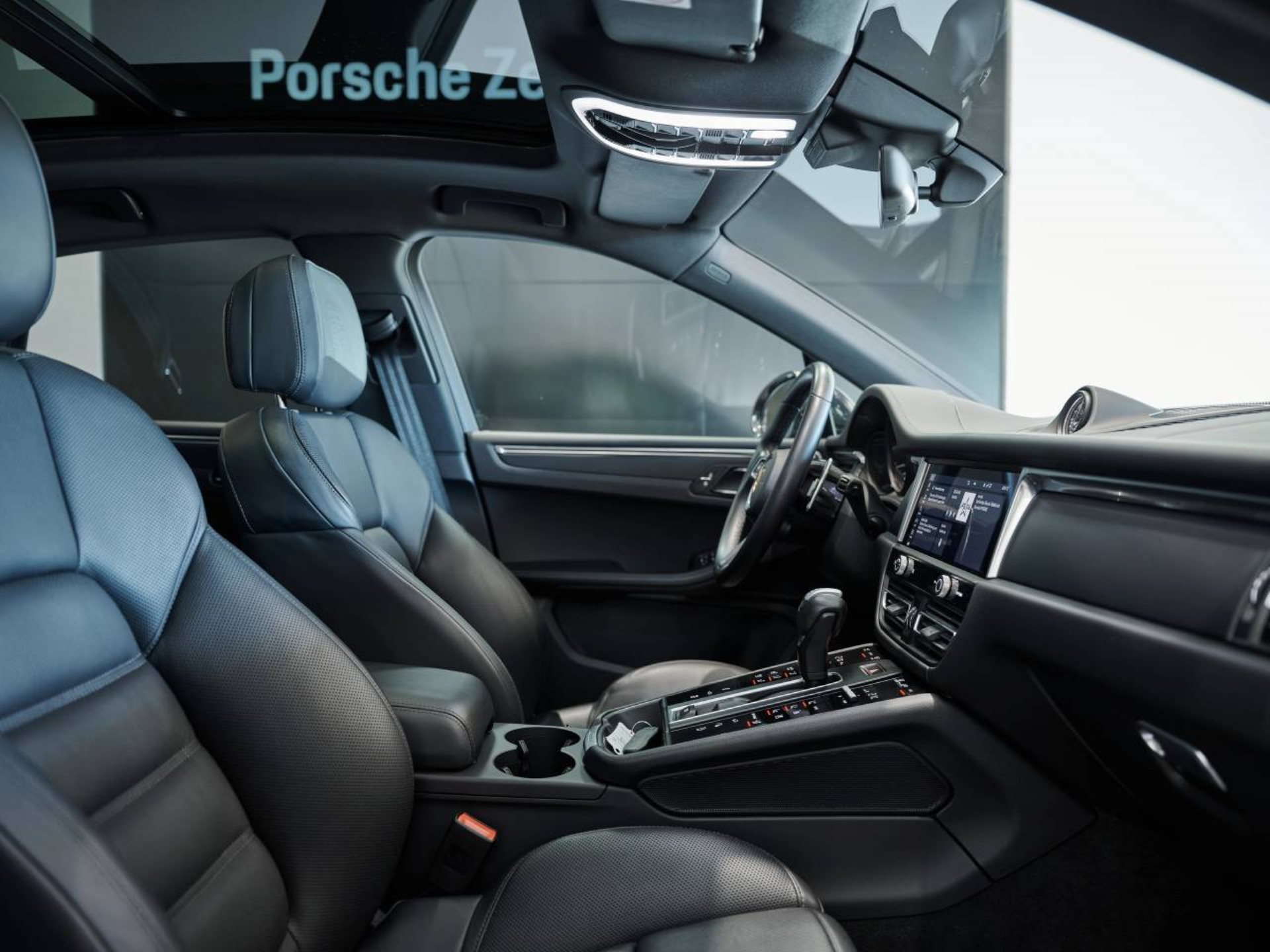 PORSCHE Macan-image-17