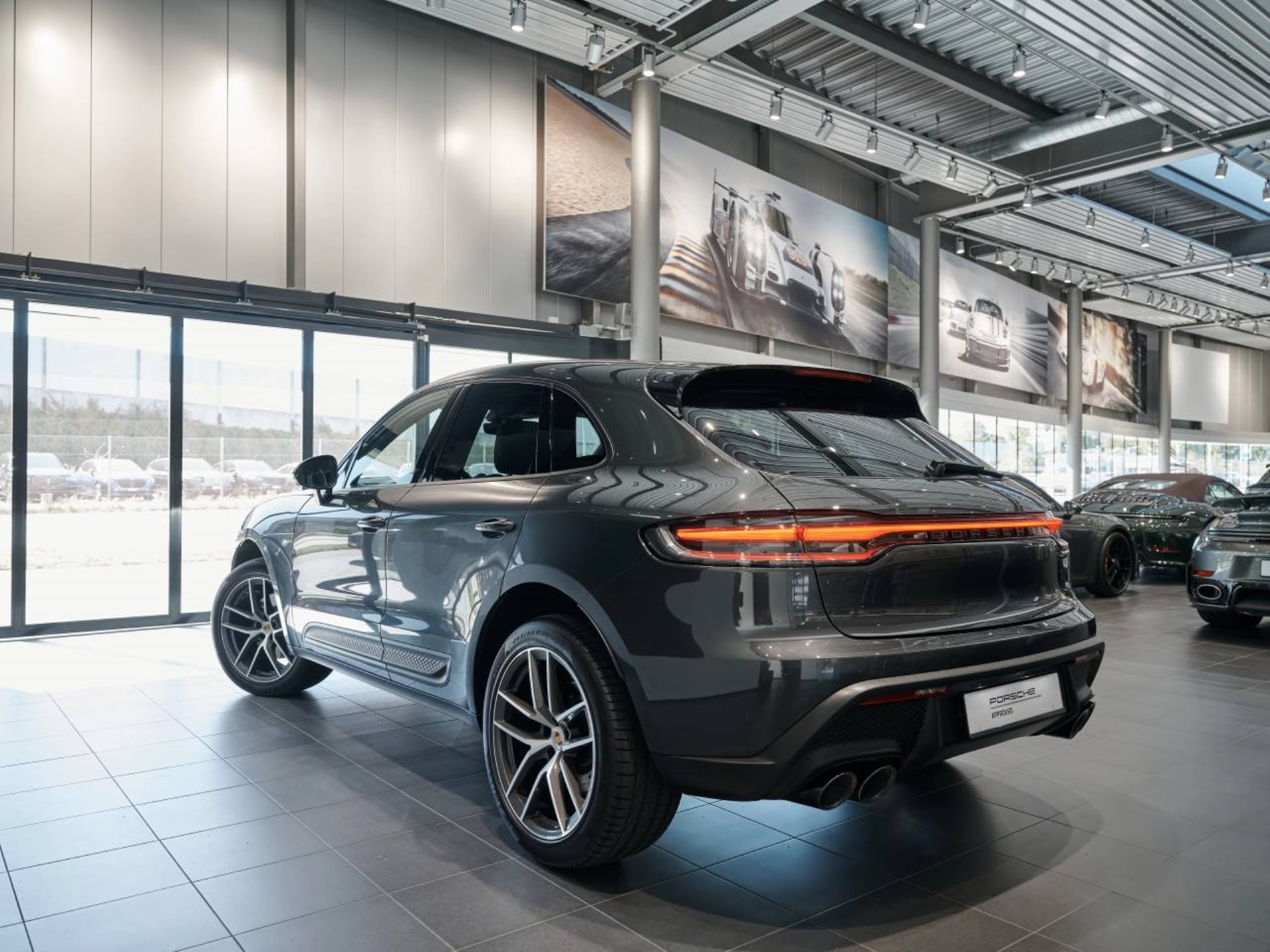 PORSCHE Macan-image-7