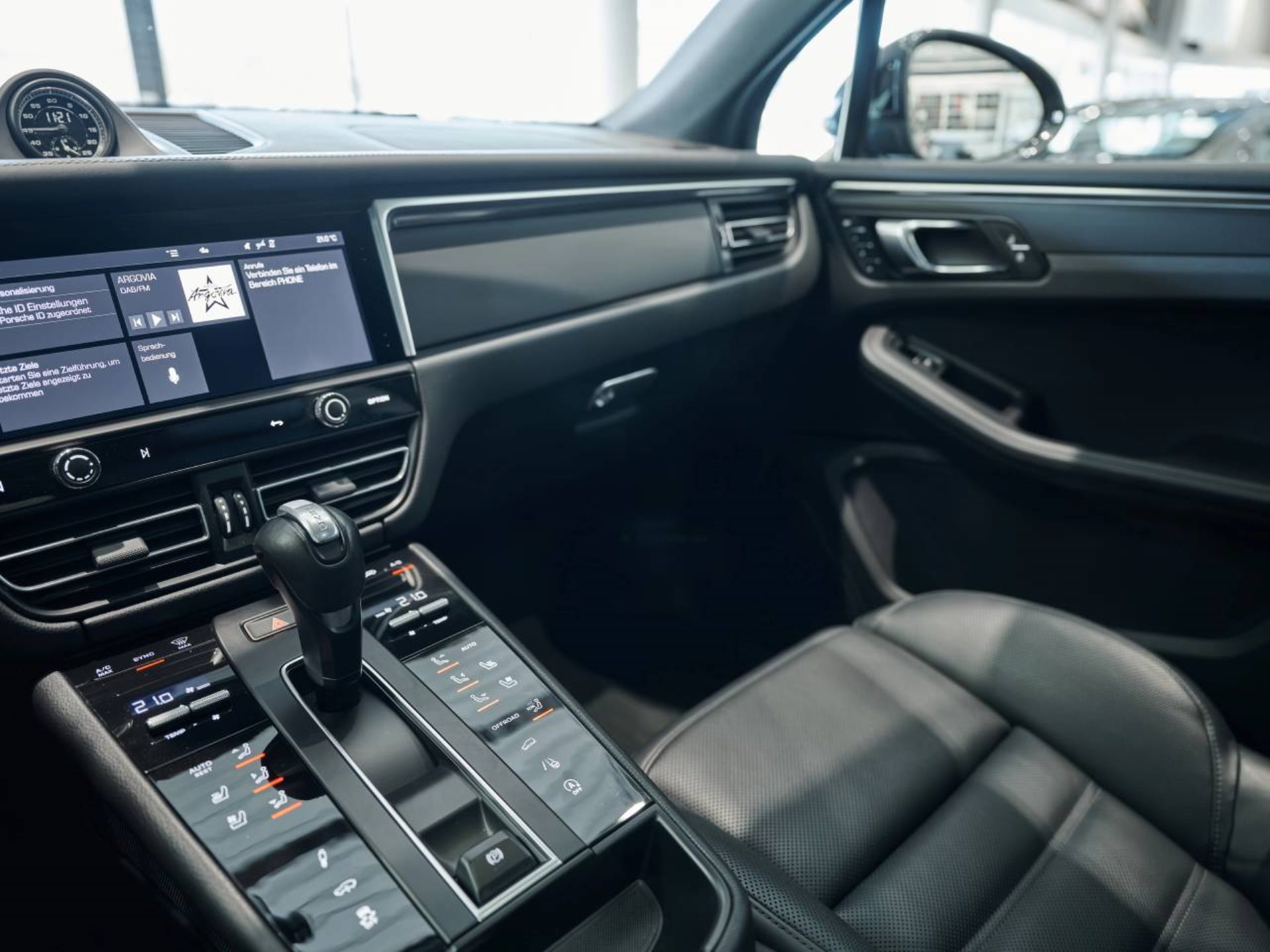 PORSCHE Macan-image-16