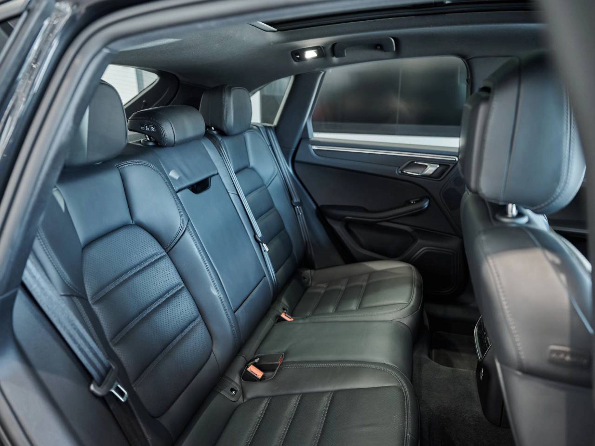 PORSCHE Macan-image-18