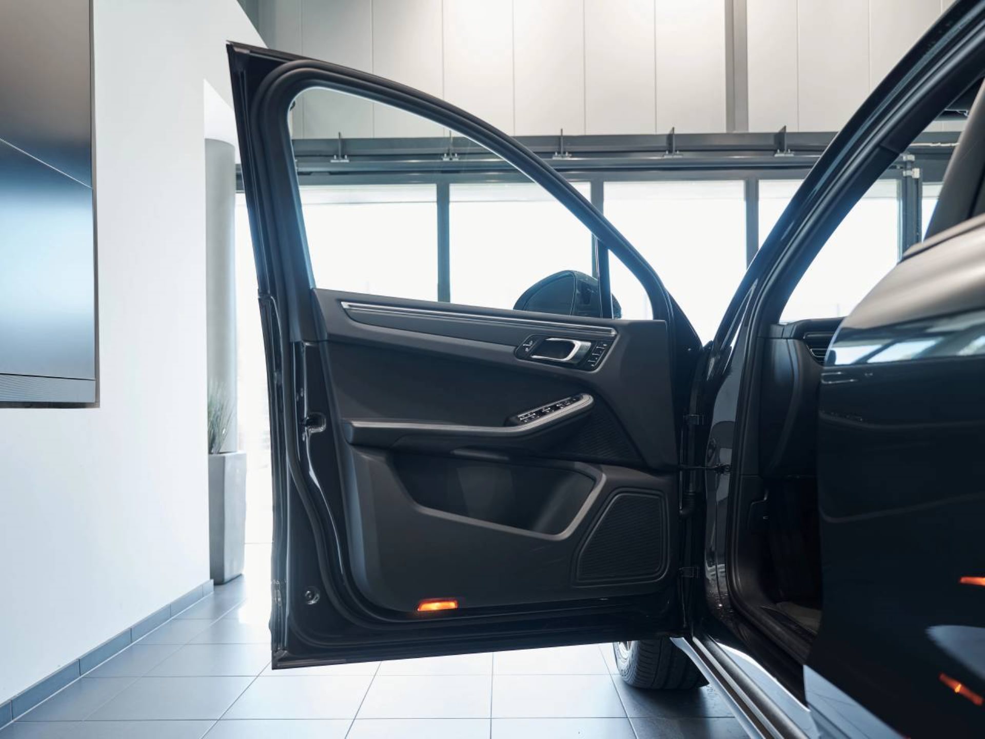 PORSCHE Macan-image-19