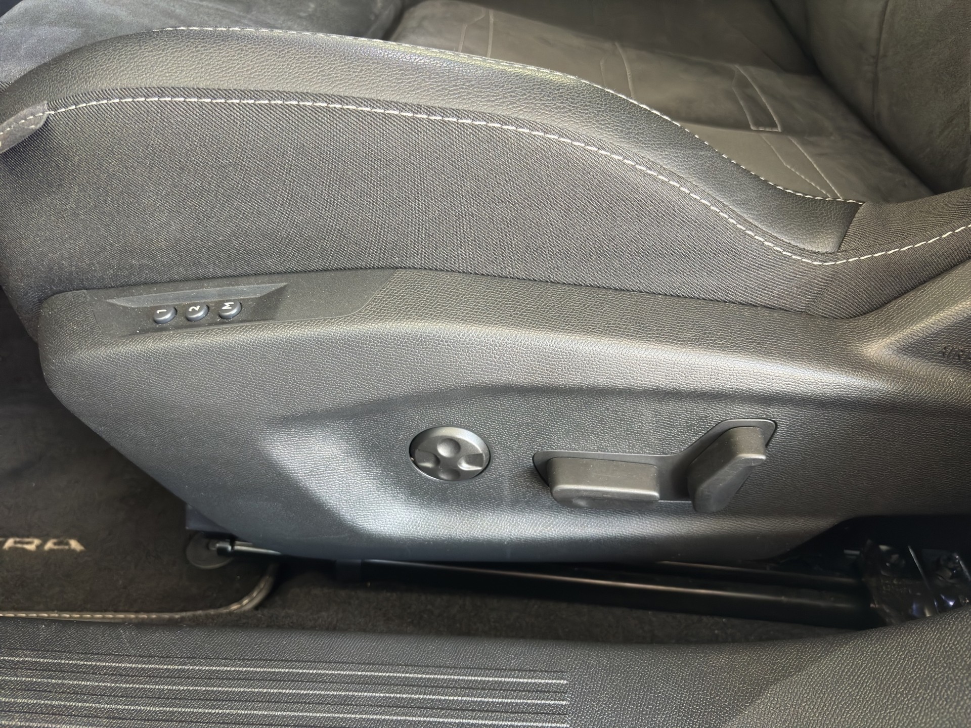 OPEL Astra 1.6 PHEV Turbo Swiss Plus A-image-10