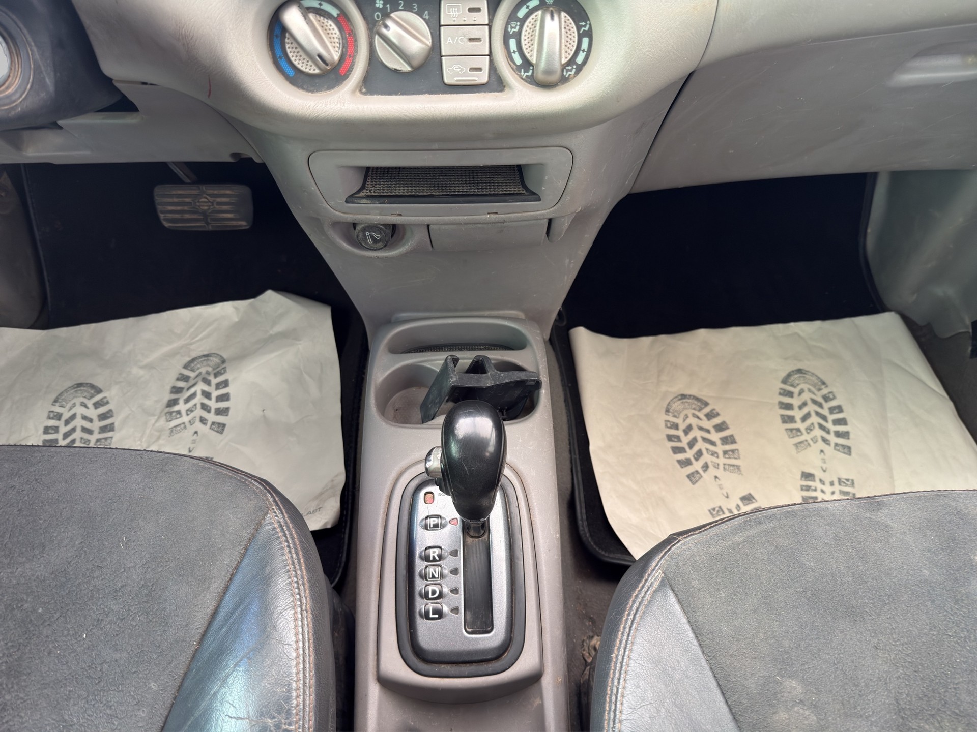 NISSAN Almera Tino 2.0 16V Elegance-image-10