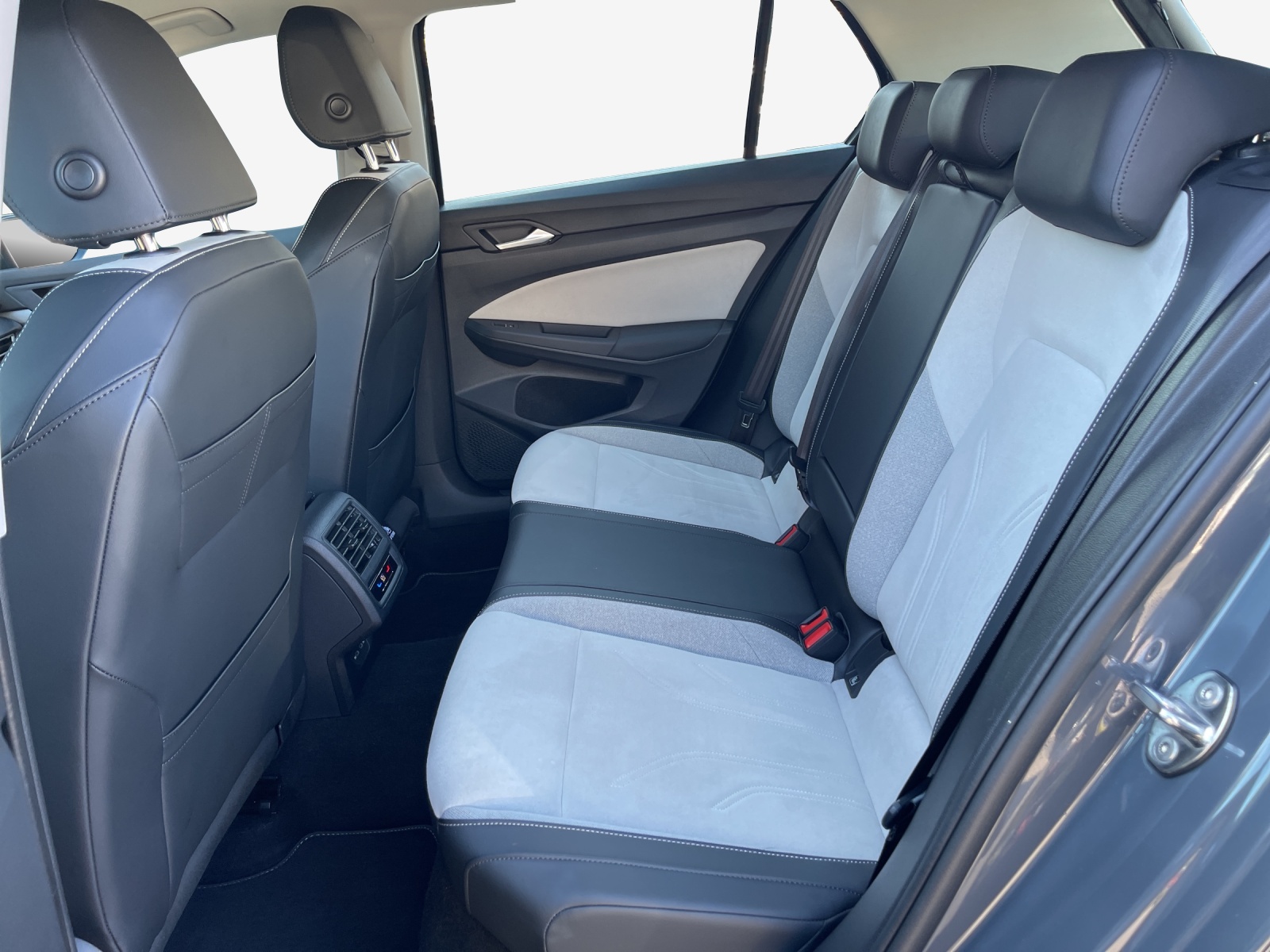VW Golf 1.5 e TSI mHEV Style DSG-image-11