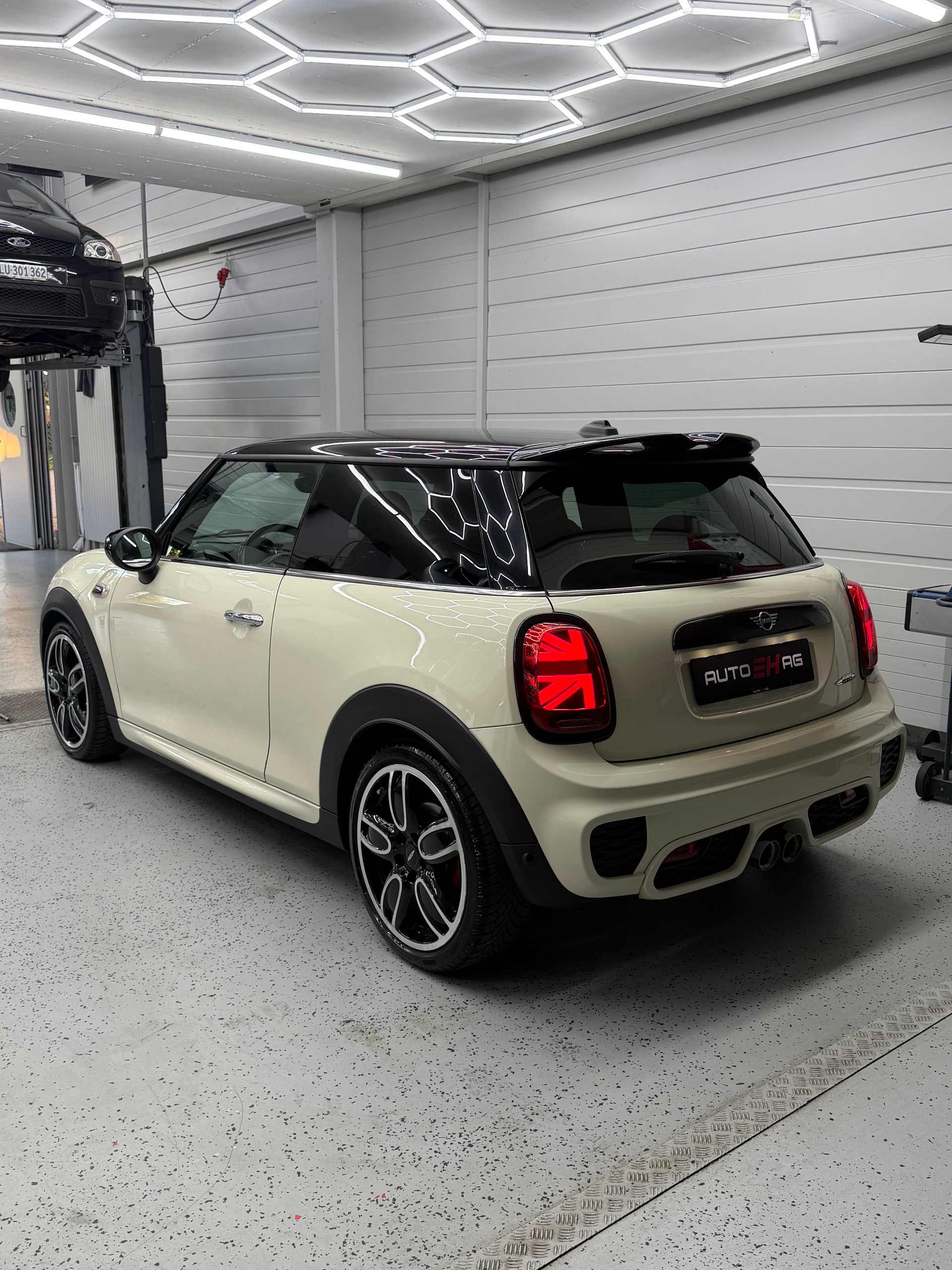 MINI Cooper John Cooper Works Steptronic-image-3
