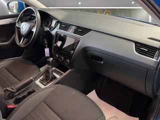 SKODA Octavia Combi 1.6 TDI Ambition-image-6