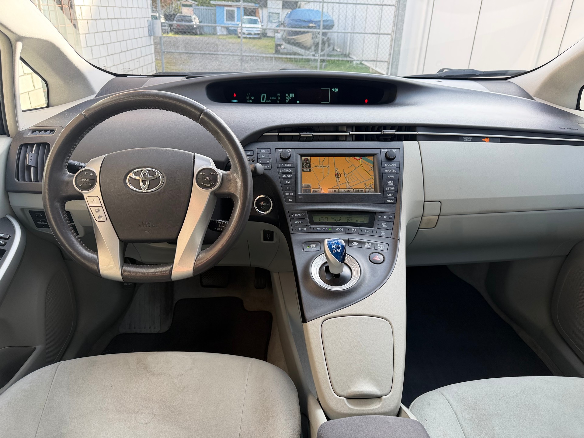 TOYOTA Prius 1.8 16V HSD Luna-image-9