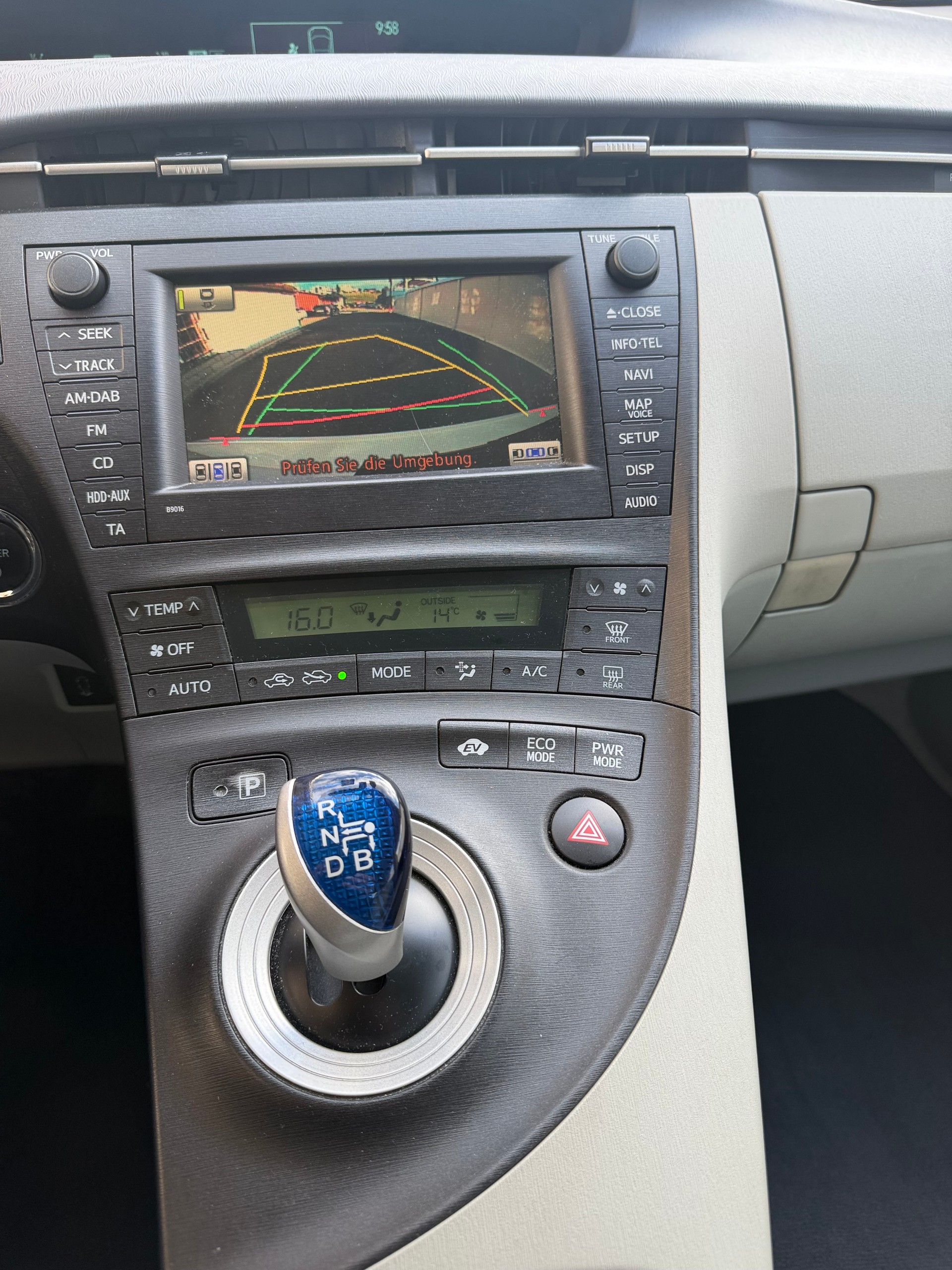 TOYOTA Prius 1.8 16V HSD Luna-image-11