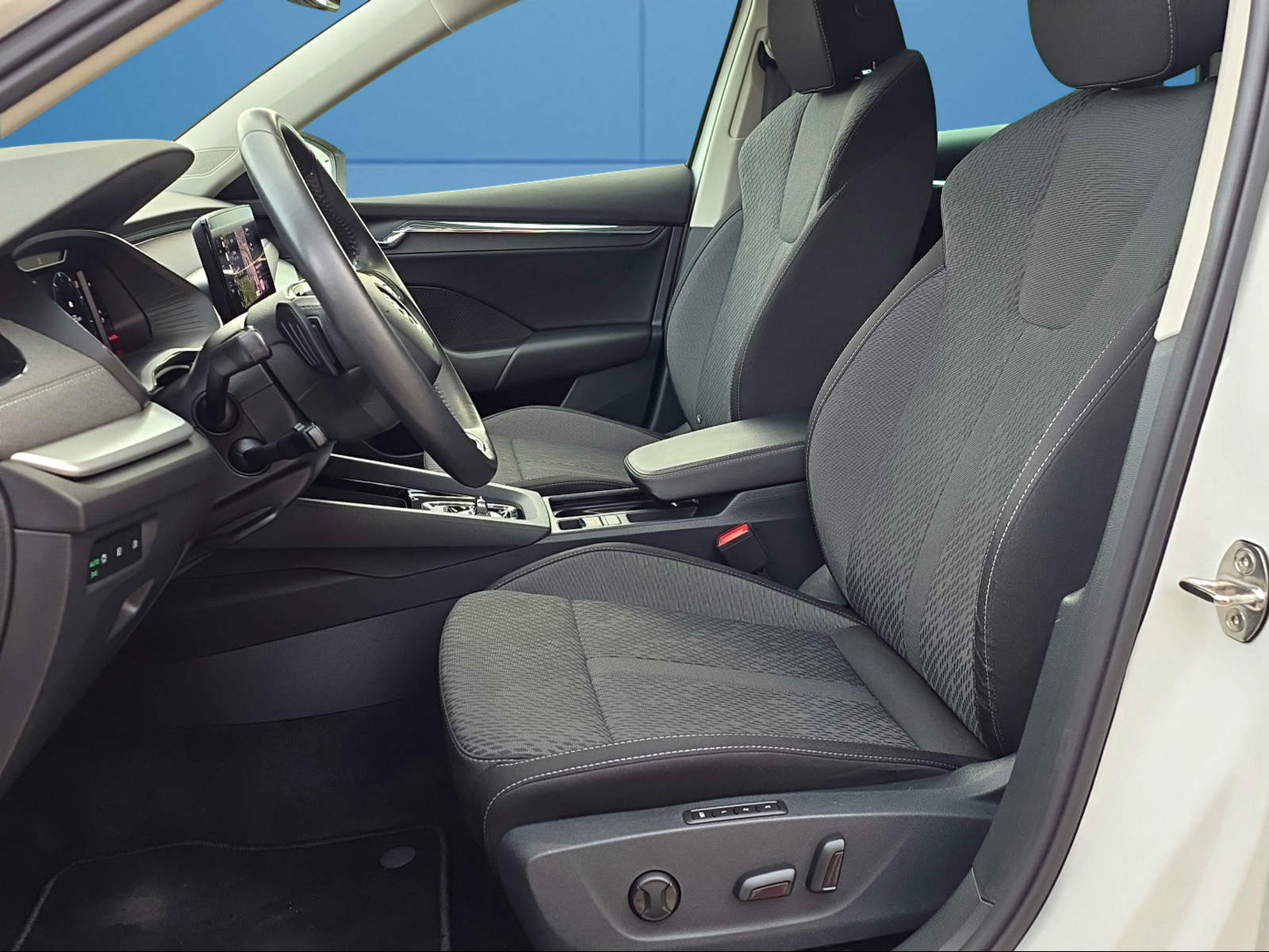 SKODA Octavia Combi 2.0 TDI DSG Ambition-image-11