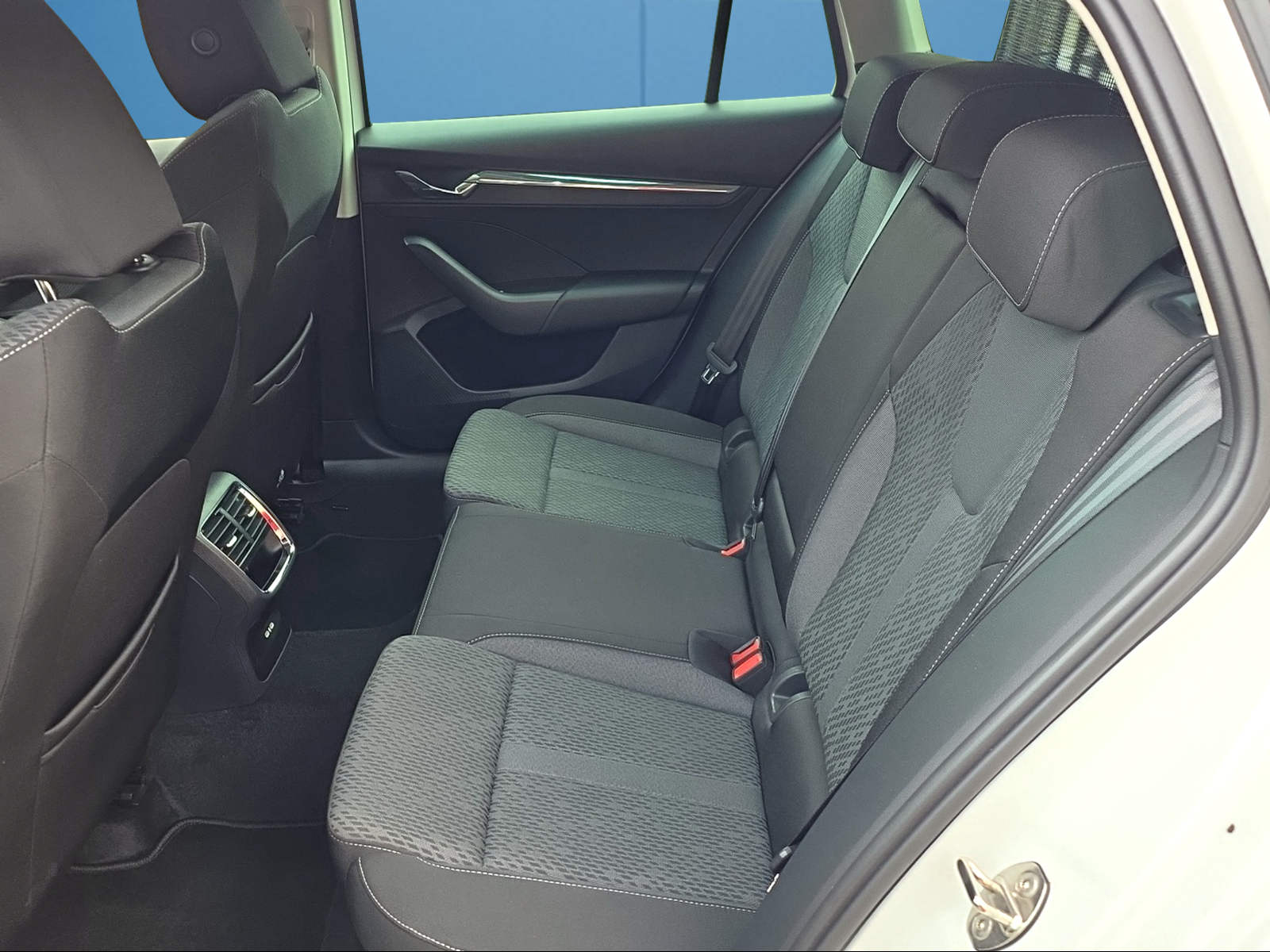 SKODA Octavia Combi 2.0 TDI DSG Ambition-image-10