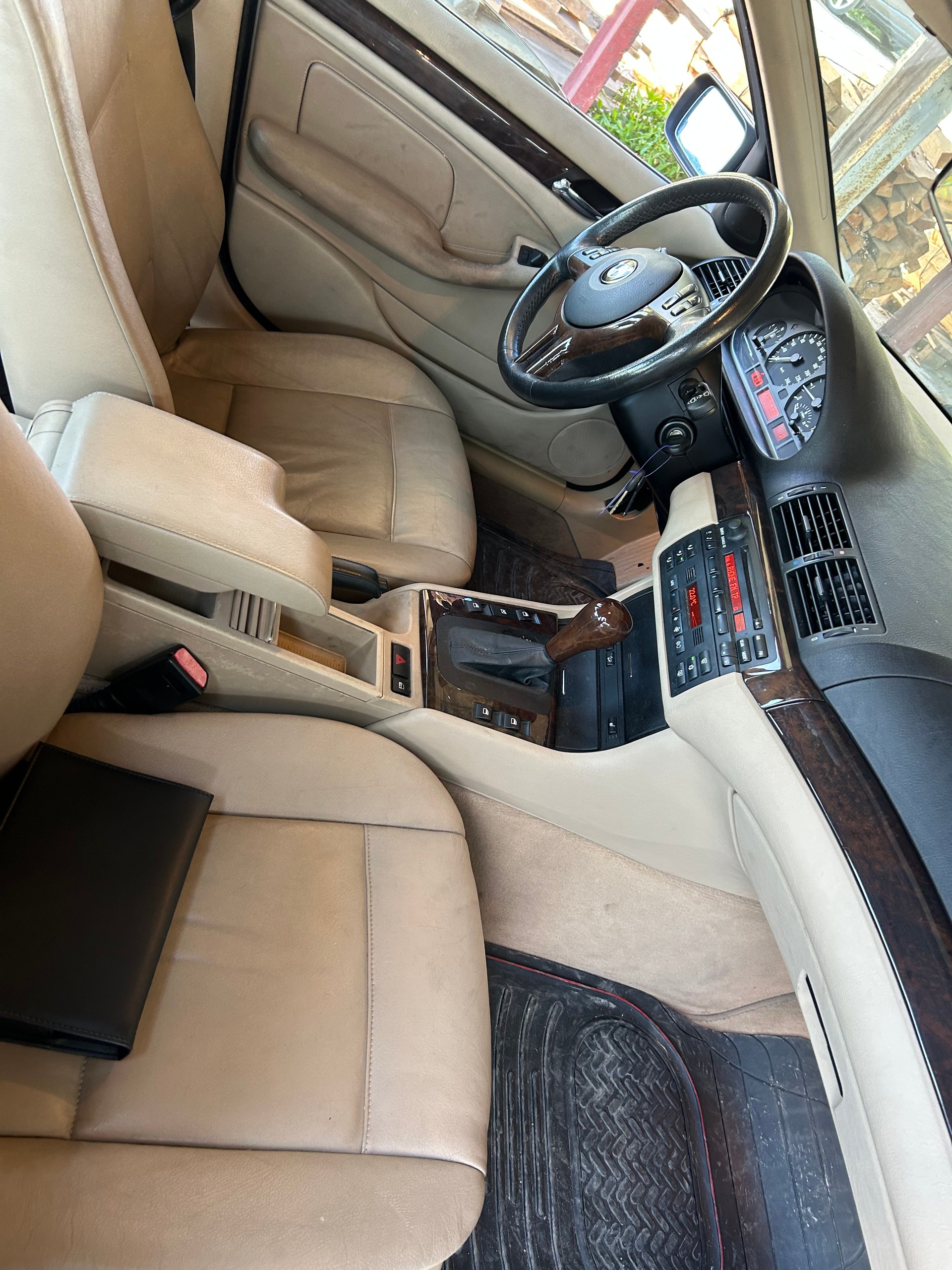 BMW 325xi-image-4