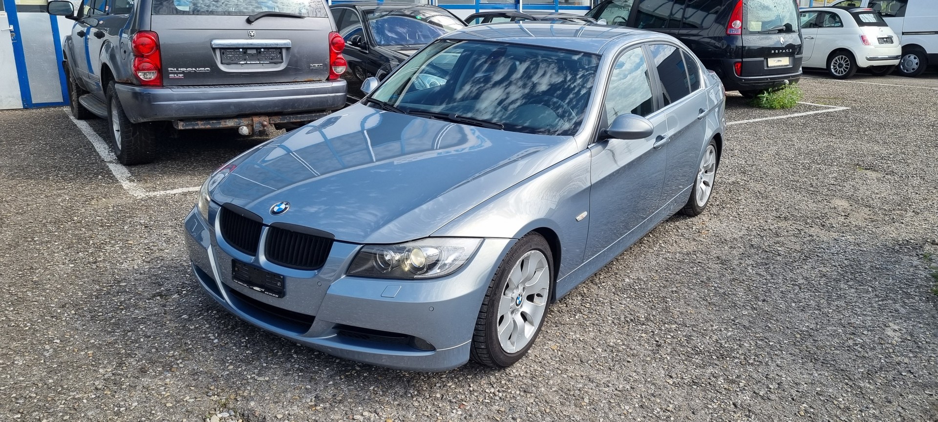 BMW 330i-image-0