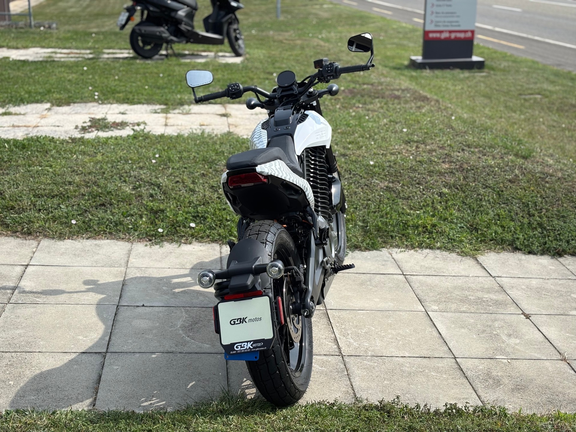 LIVEWIRE S2 Del Mar LE-showroom-element-3