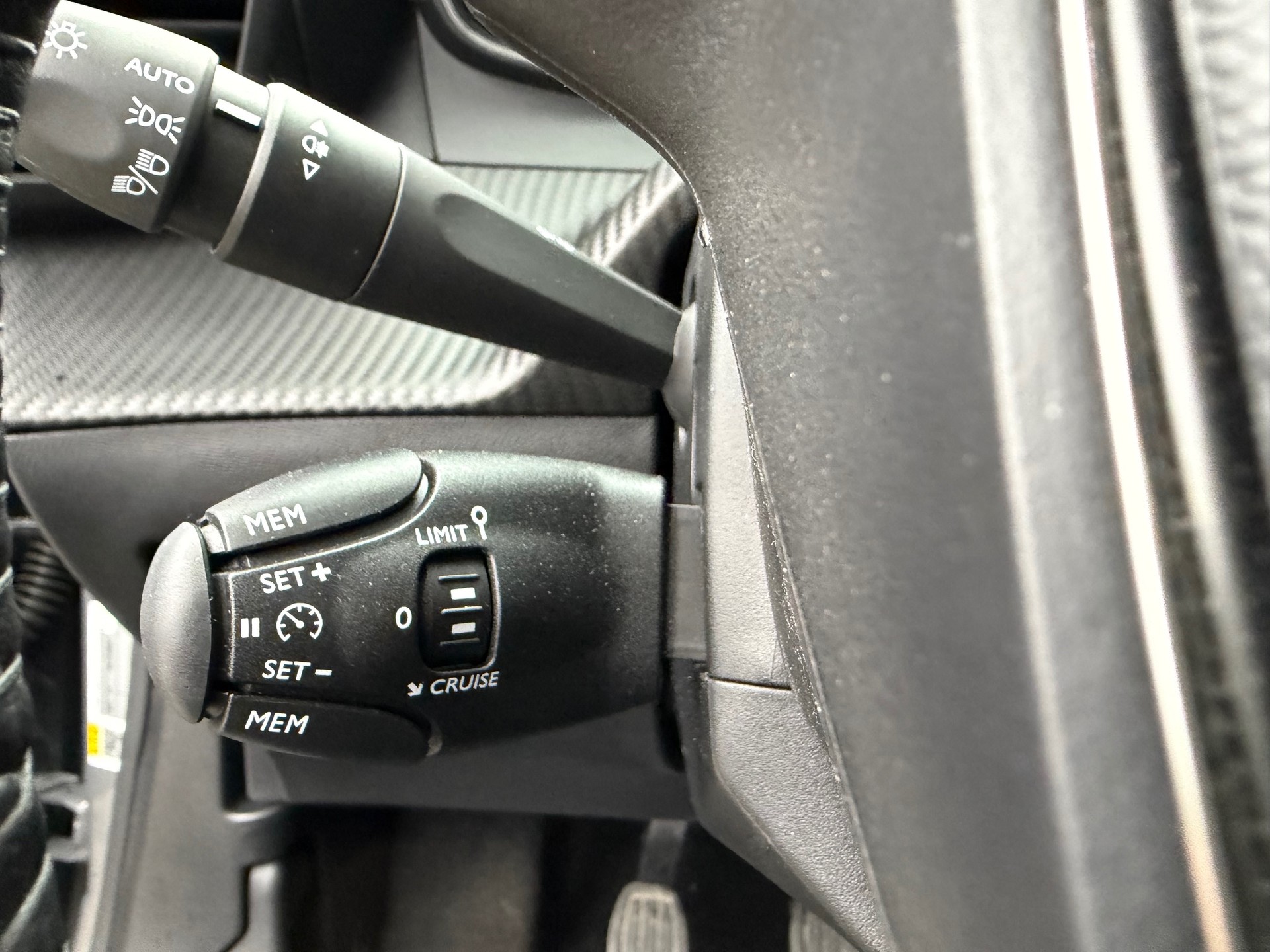 PEUGEOT 2008 1.2 PureTech Allure 5 Jahre Garantie-image-13