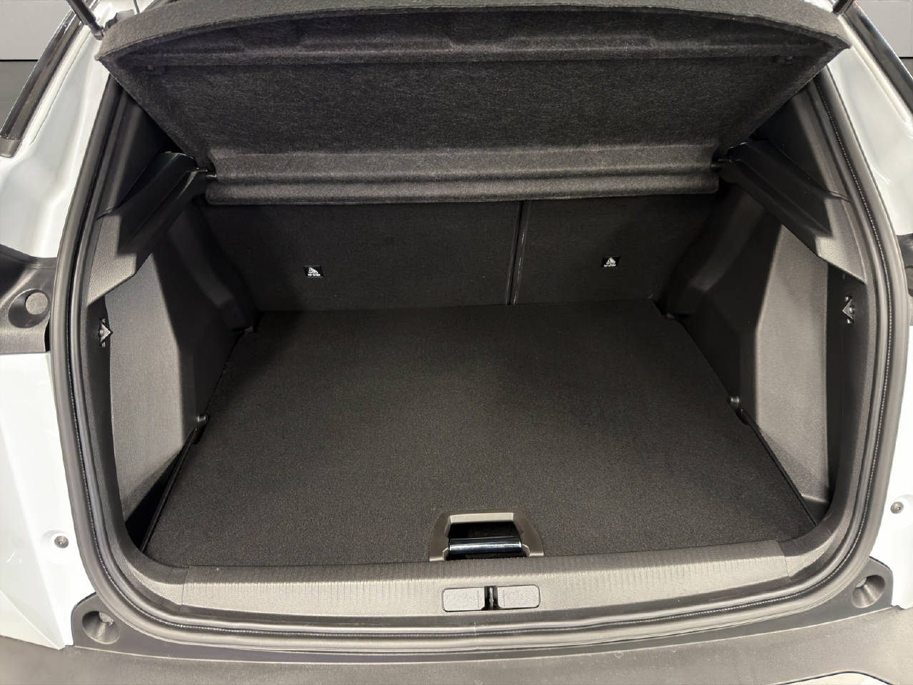 PEUGEOT 2008 1.2 Hybrid GT-image-9