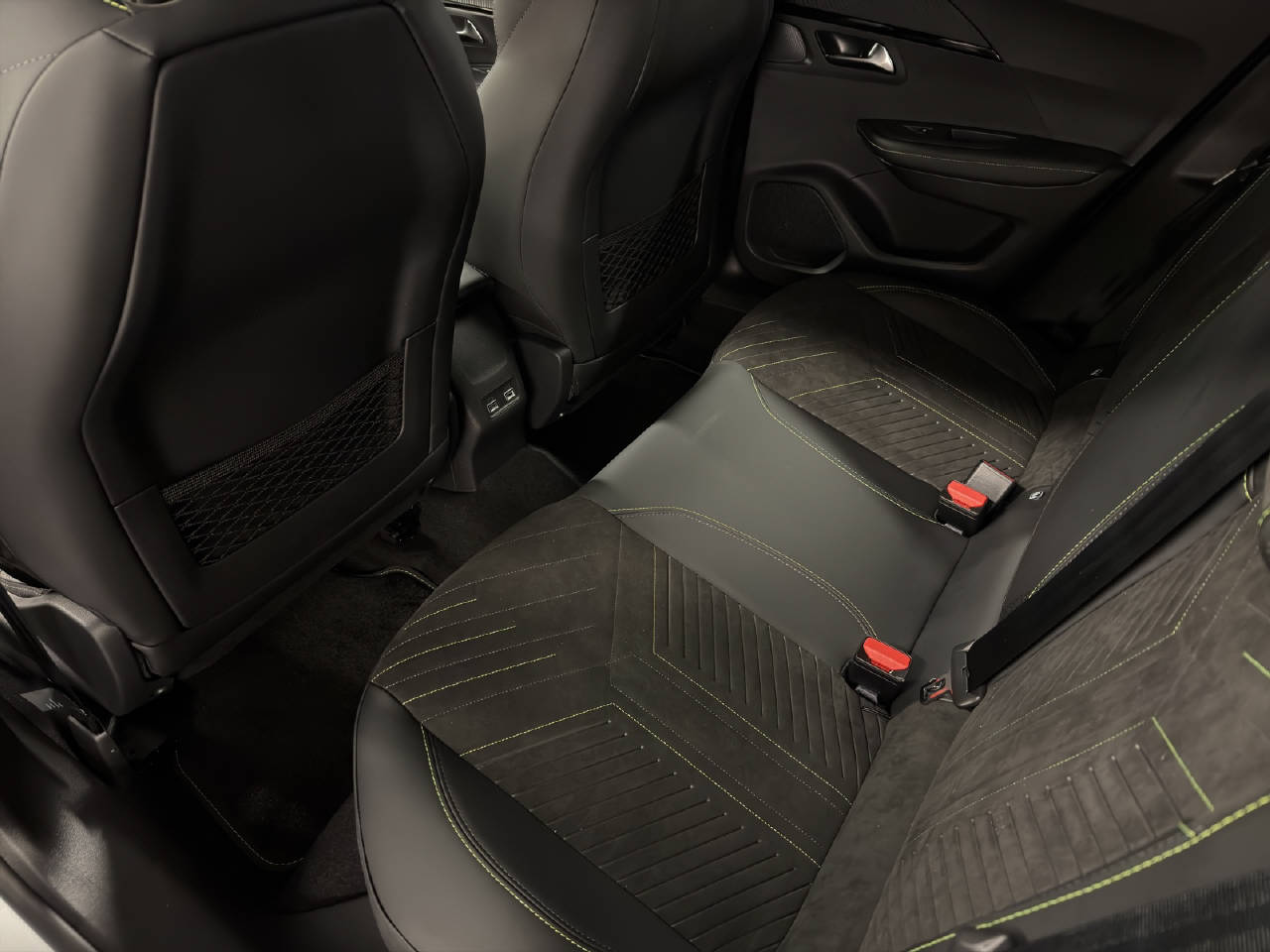 PEUGEOT 2008 1.2 Hybrid GT-image-8