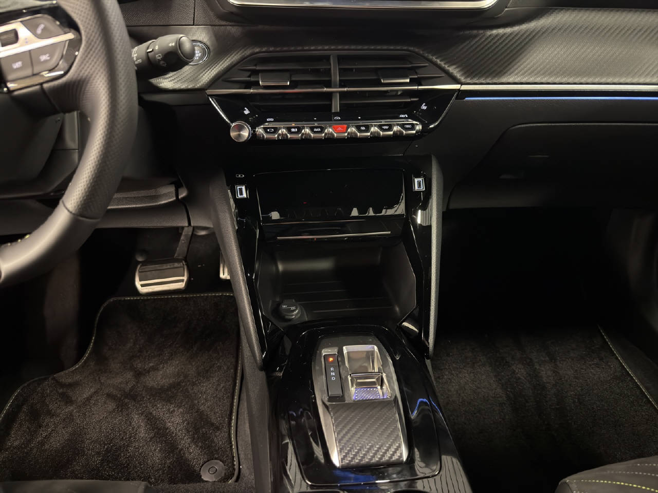 PEUGEOT 2008 1.2 Hybrid GT-image-6