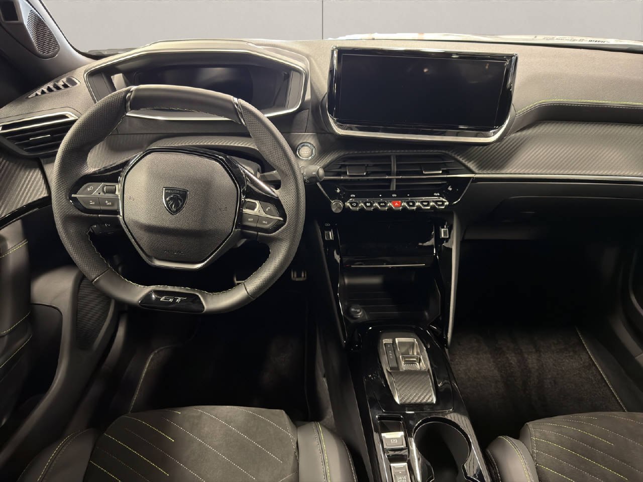 PEUGEOT 2008 1.2 Hybrid GT-image-4
