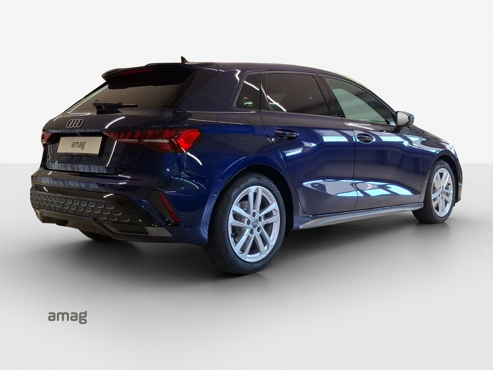 AUDI A3 Sportback TFSI 110 kW S line Attraction S tronic-image-4