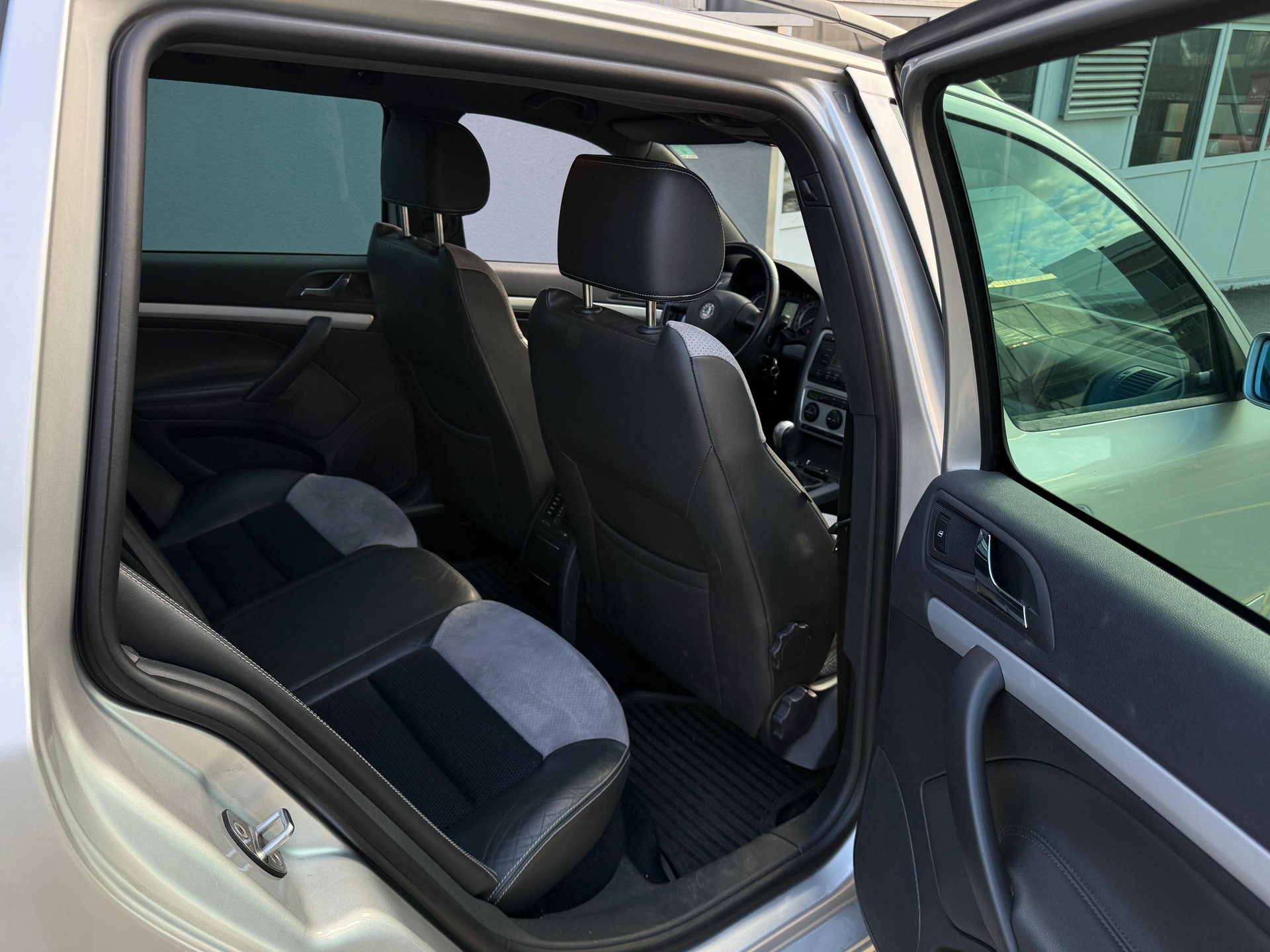 SKODA Octavia 2.0 TDI RS-image-12