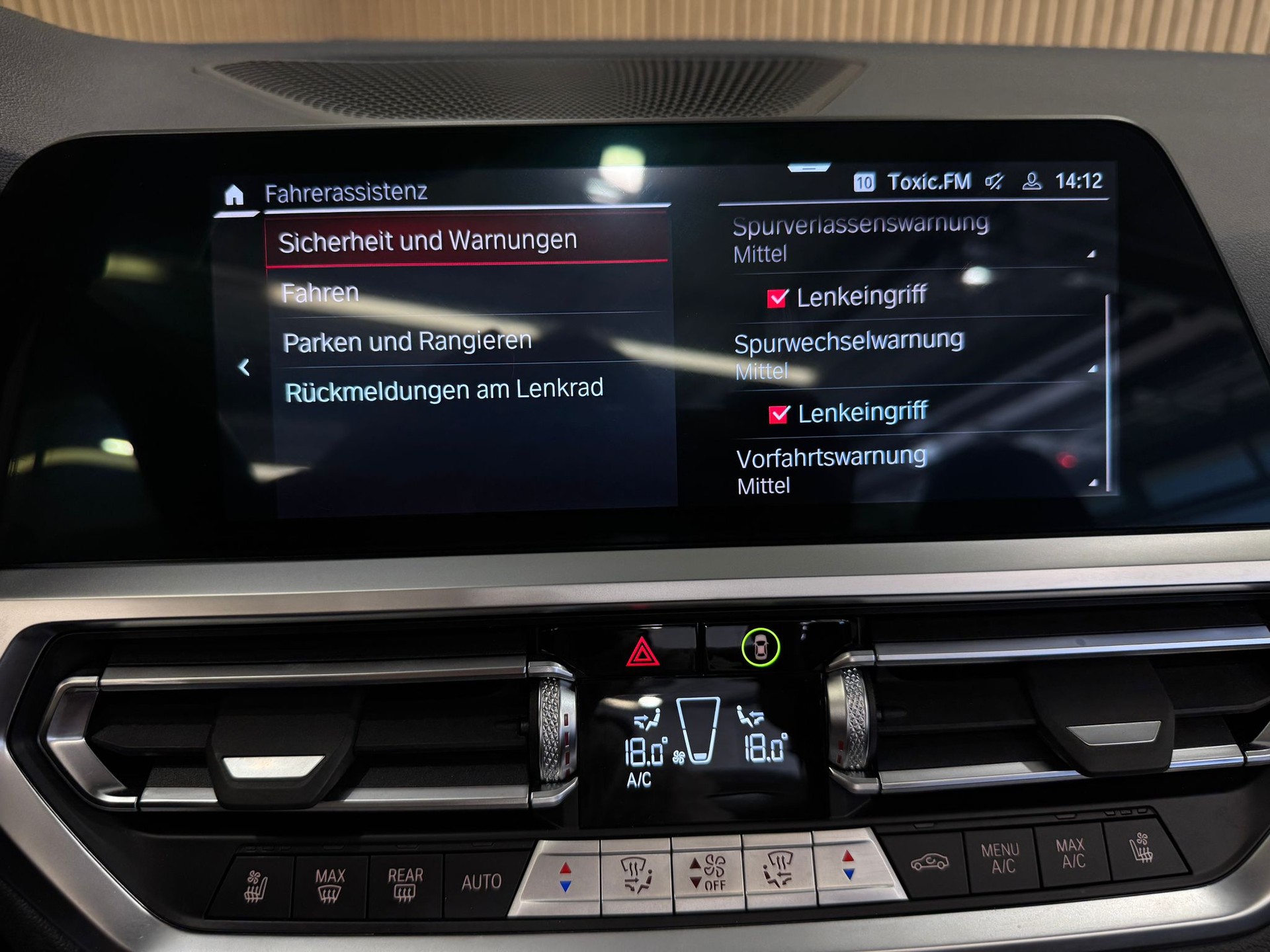 BMW M4 Cabrio Competition M xDrive *ALPINWEISS III*-image-21