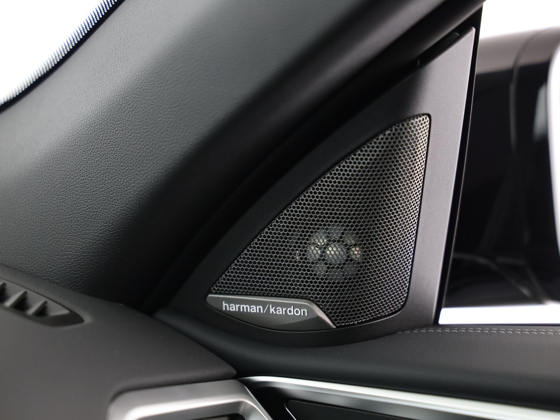 BMW 430i xDrive Cabrio-image-16