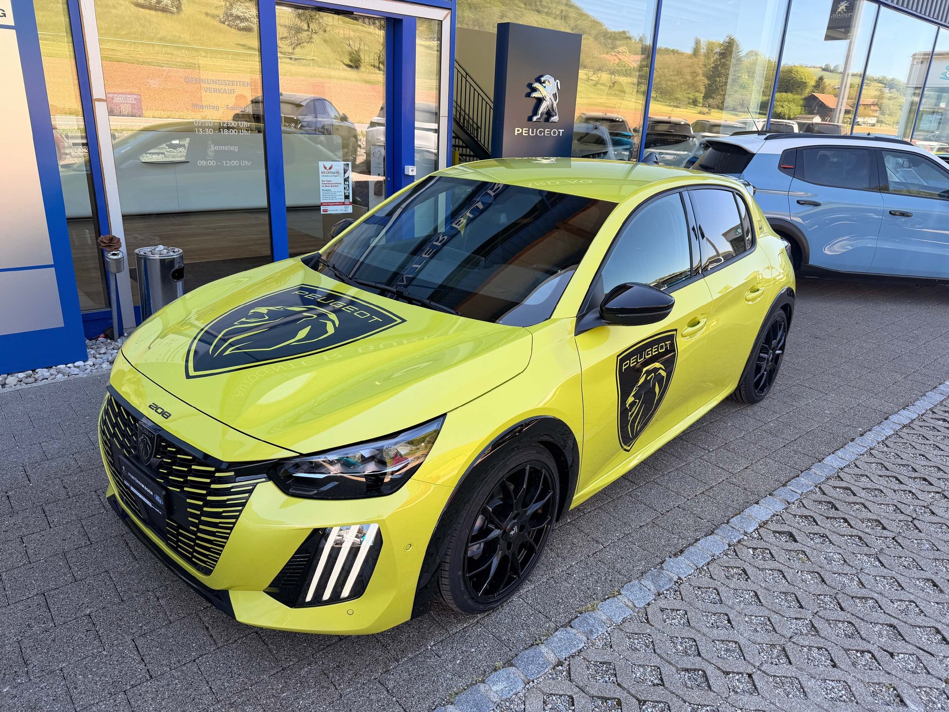 PEUGEOT 208 1.2 Hybrid 145 GT-image-1