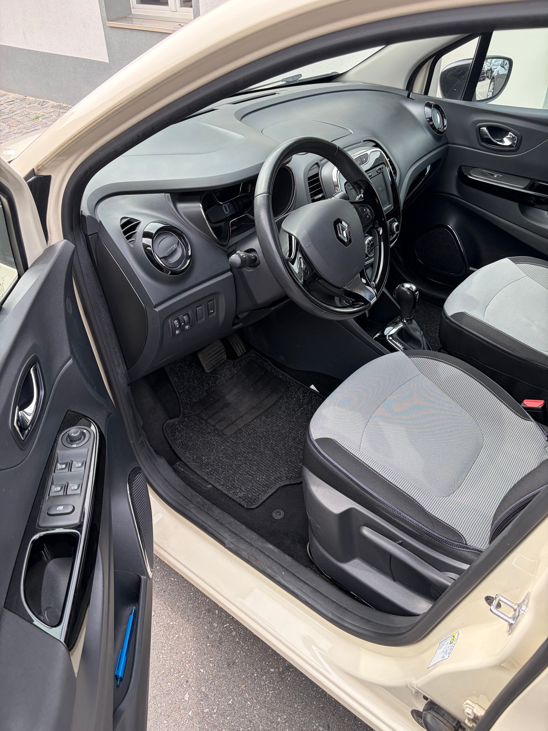 RENAULT Captur 1.2 T 16V Privilège EDC-image-7