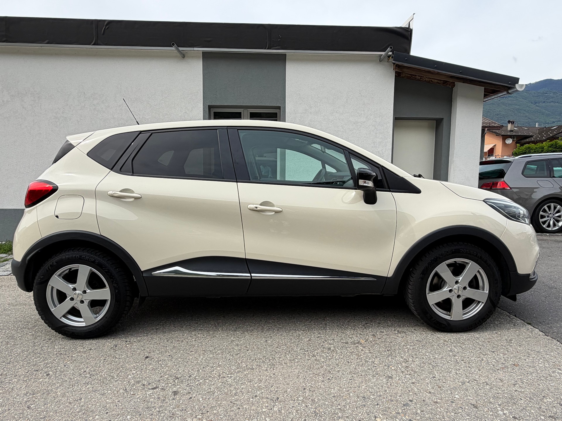 RENAULT Captur 1.2 T 16V Privilège EDC-image-10