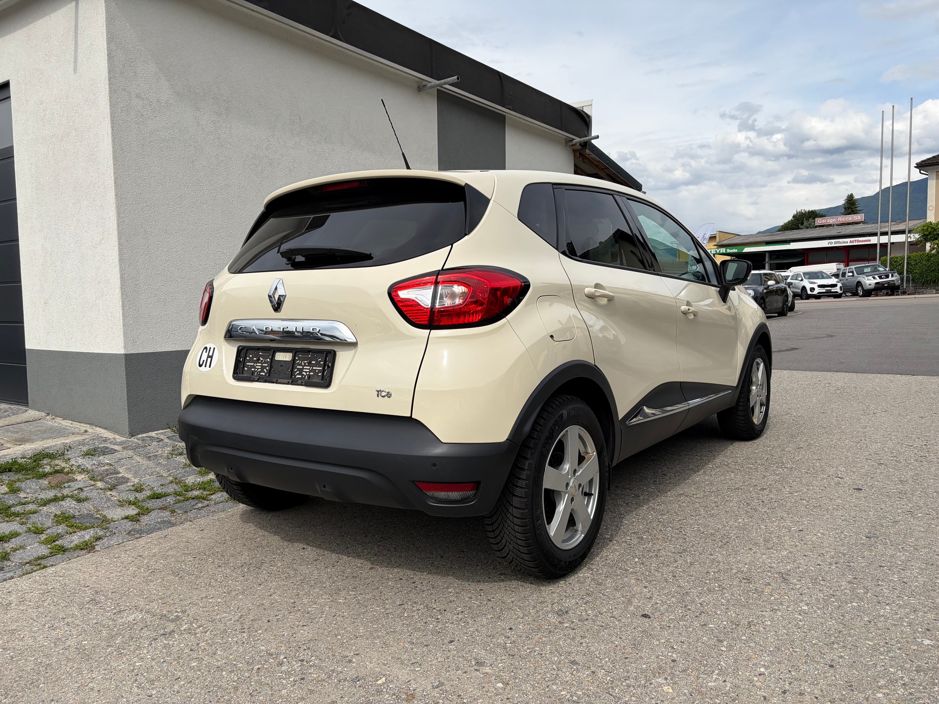 RENAULT Captur 1.2 T 16V Privilège EDC-image-3