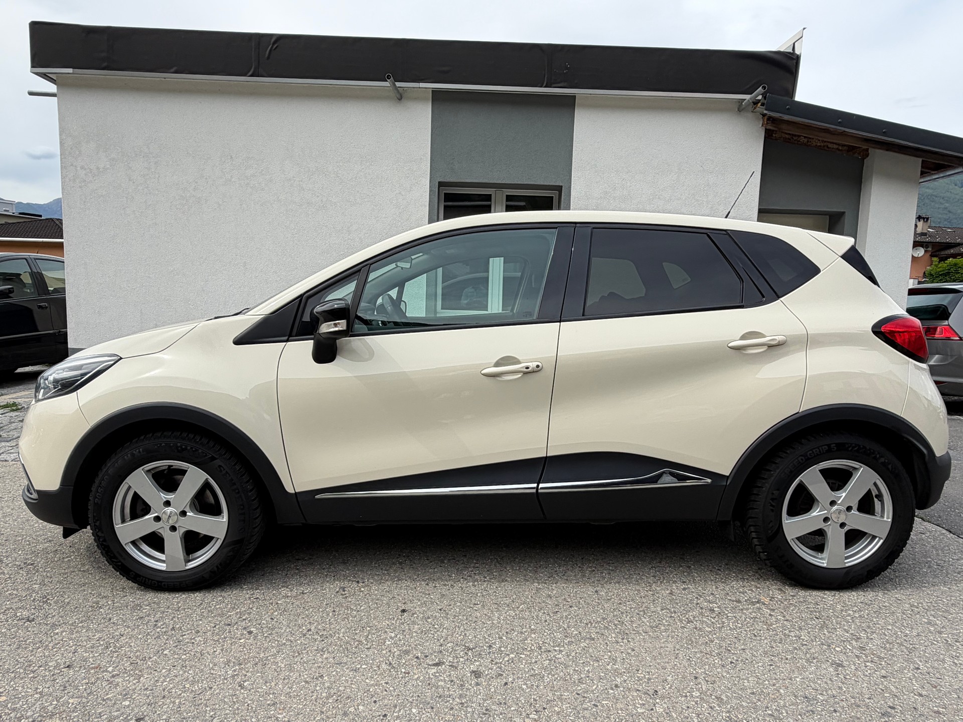 RENAULT Captur 1.2 T 16V Privilège EDC-image-9