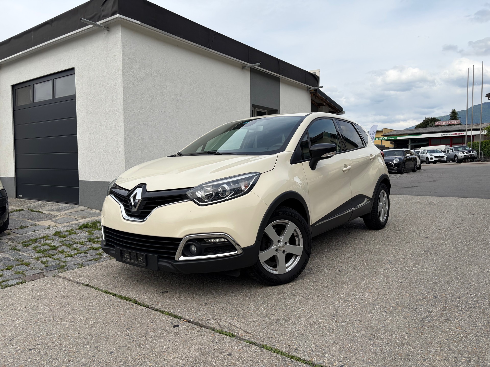 RENAULT Captur 1.2 T 16V Privilège EDC-image-1