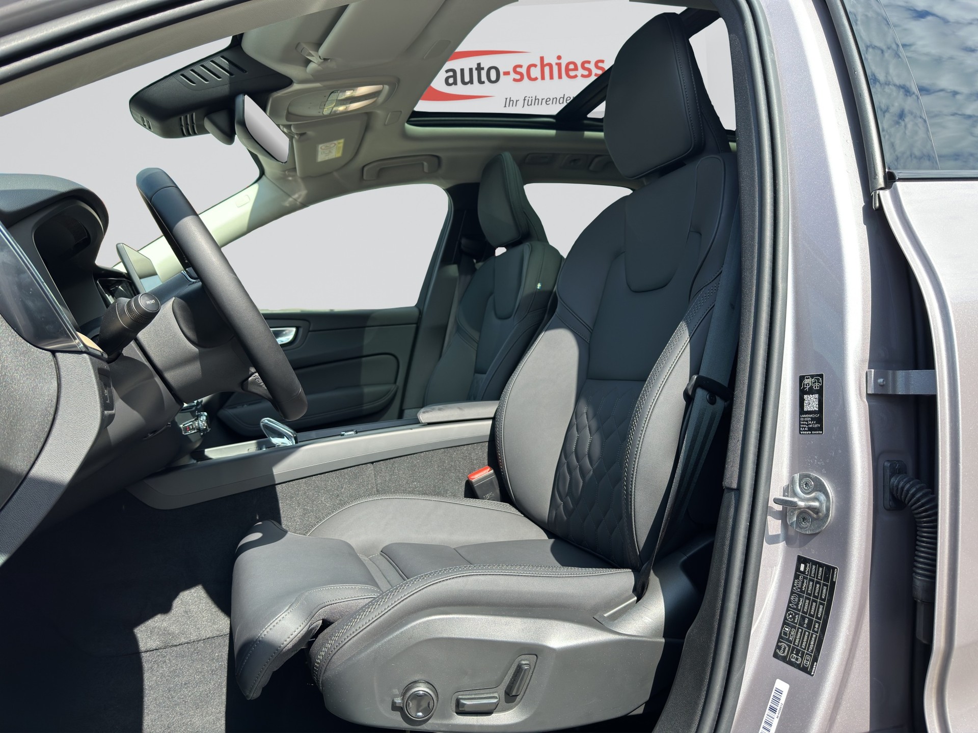VOLVO XC60 B5 AWD Facelift Plus Dark Geartronic-image-5