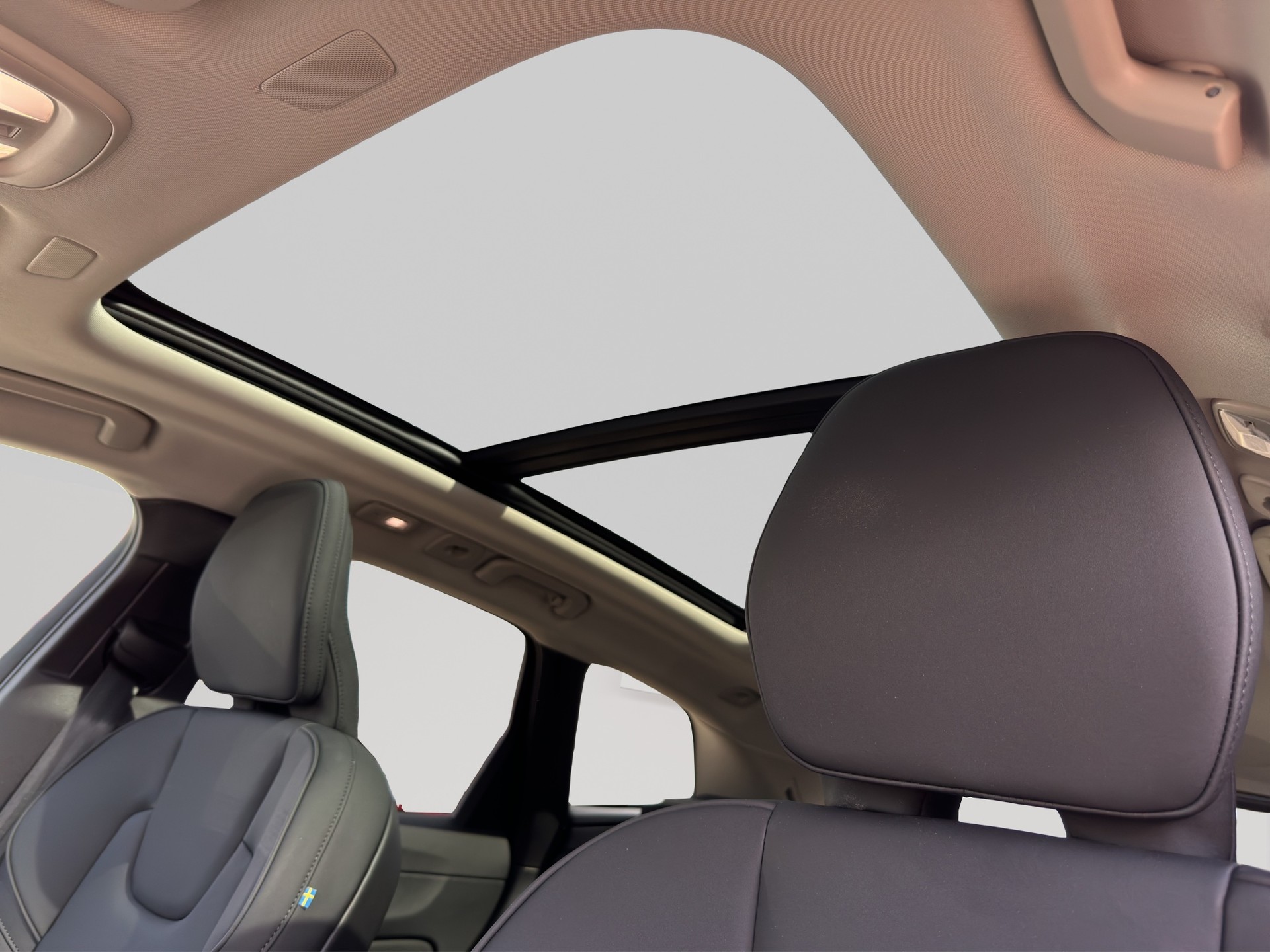 VOLVO XC60 B5 AWD Facelift Plus Dark Geartronic-image-16