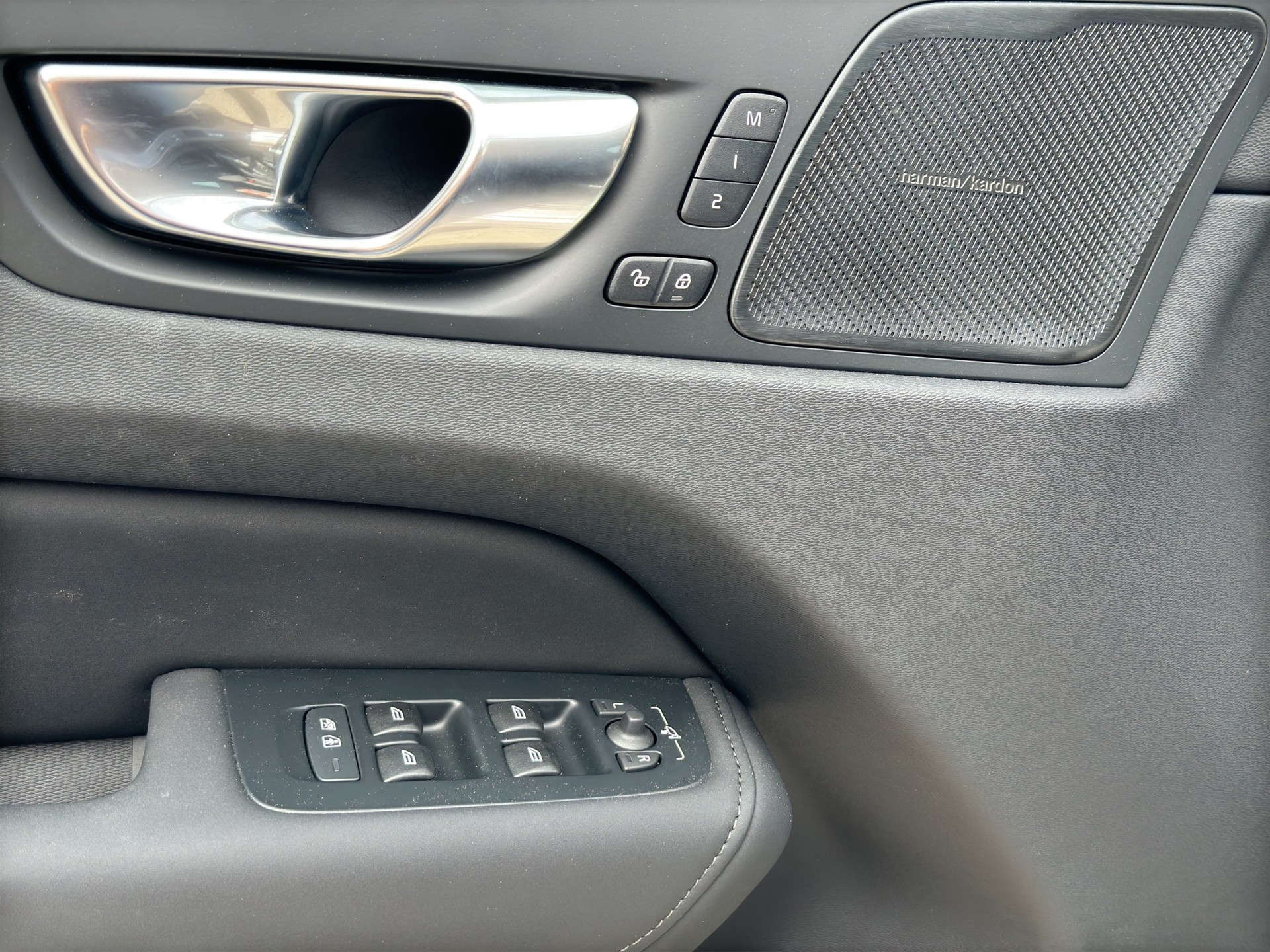 VOLVO XC60 B5 AWD Facelift Plus Dark Geartronic-image-8