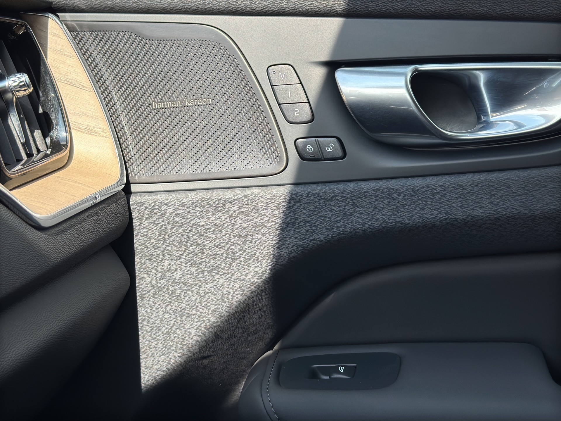 VOLVO XC60 B5 AWD Facelift Plus Dark Geartronic-image-17