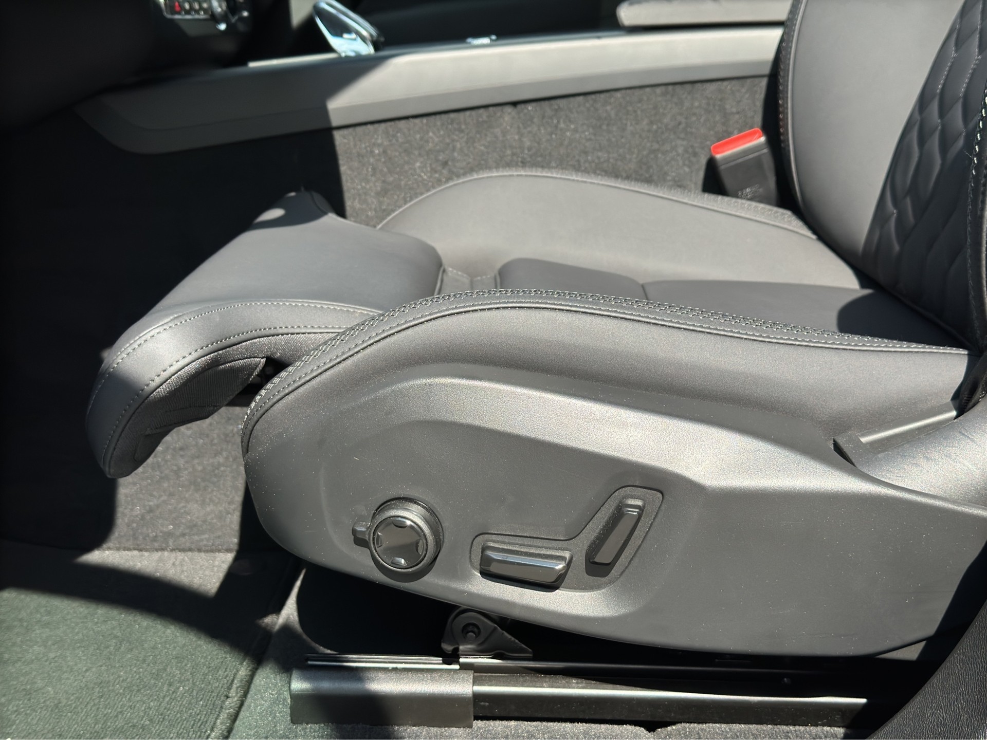 VOLVO XC60 B5 AWD Facelift Plus Dark Geartronic-image-9