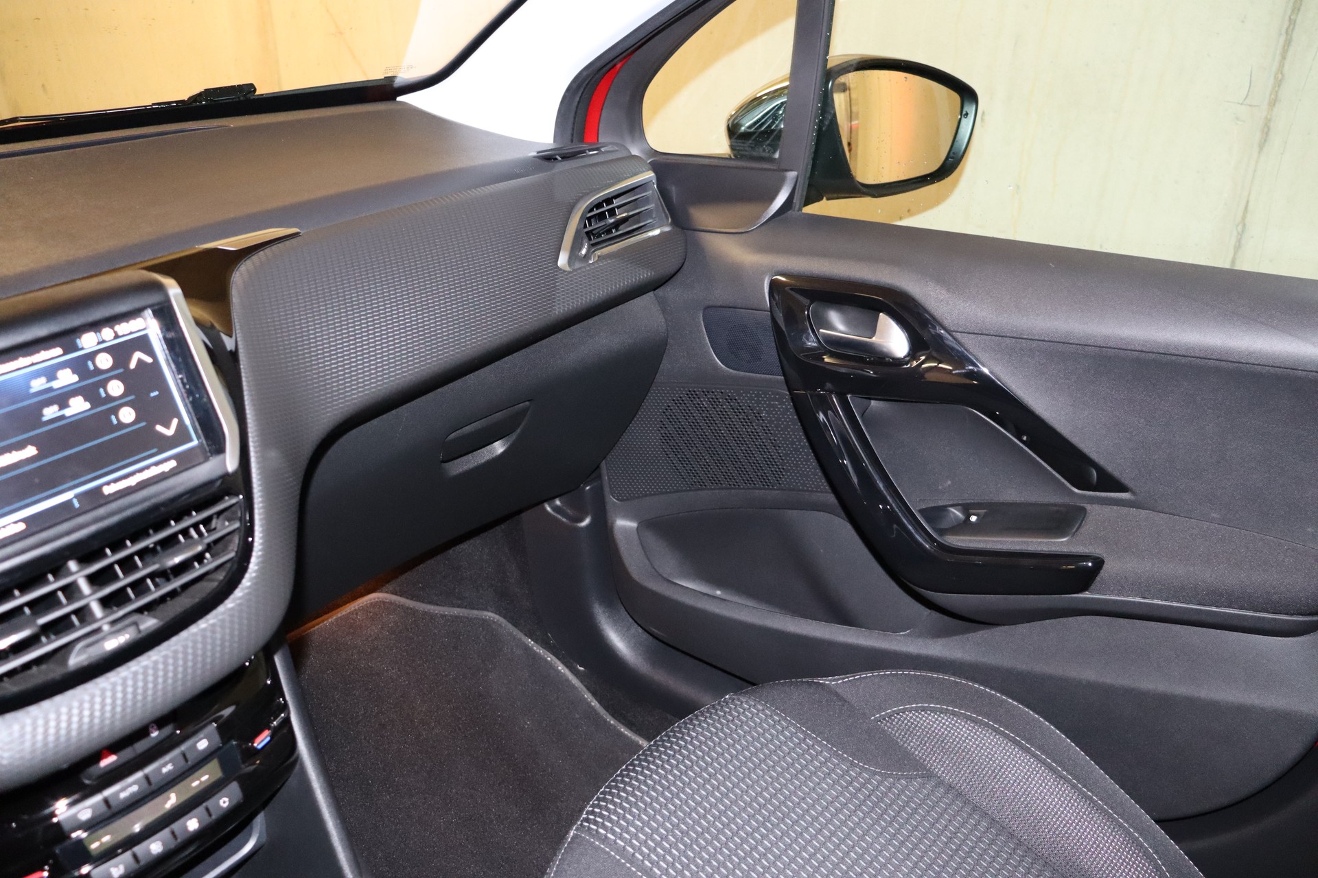 PEUGEOT 208 1.2 PureTech Allure-image-9