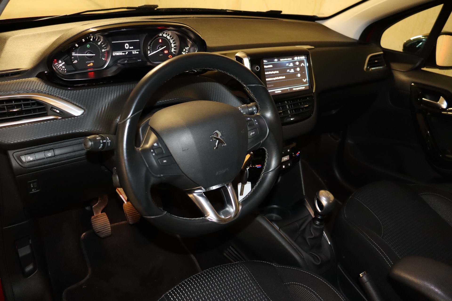 PEUGEOT 208 1.2 PureTech Allure-image-8