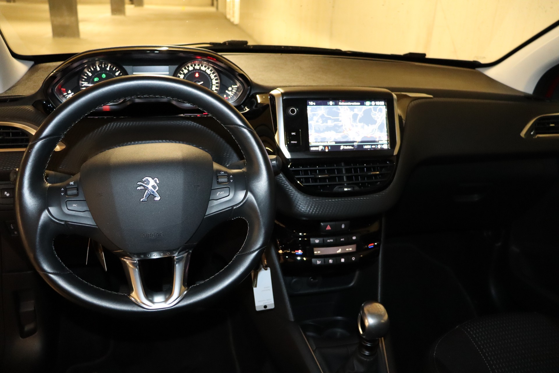PEUGEOT 208 1.2 PureTech Allure-image-11